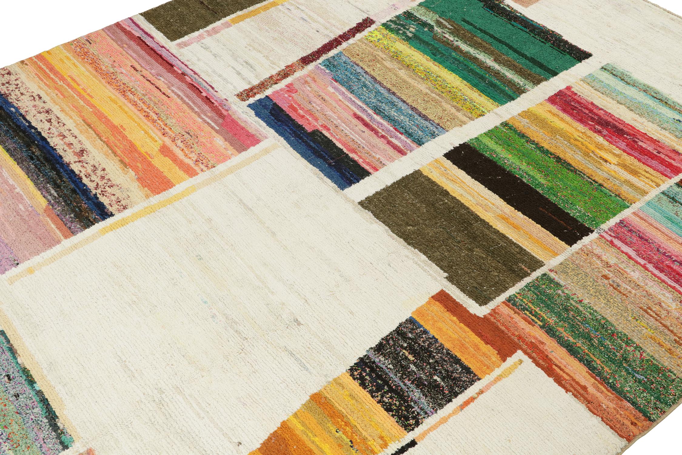 Indien Tapis de style marocain à motifs géométriques polychromes de Rug & Kilim en vente