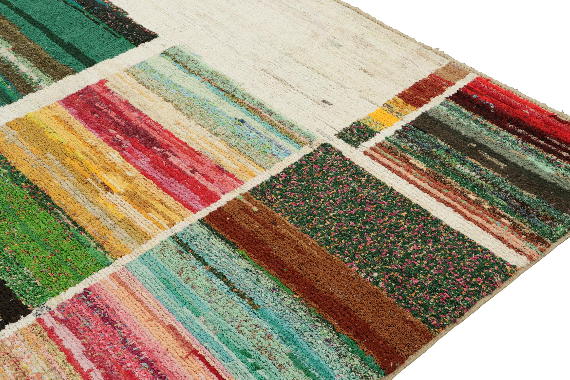 Noué à la main Tapis de style marocain à motifs géométriques polychromes de Rug & Kilim en vente