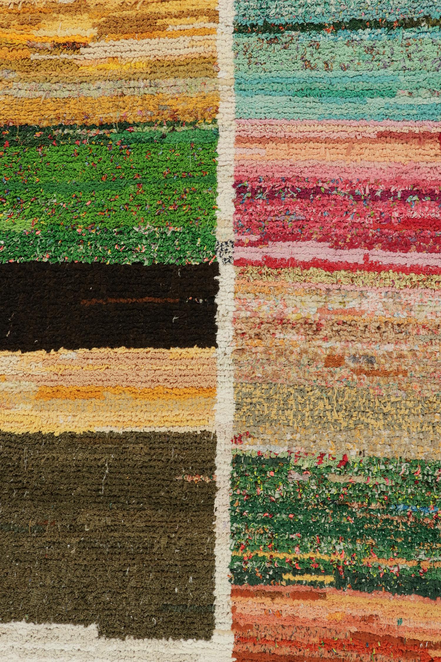 Tapis de style marocain à motifs géométriques polychromes de Rug & Kilim Neuf - En vente à Long Island City, NY