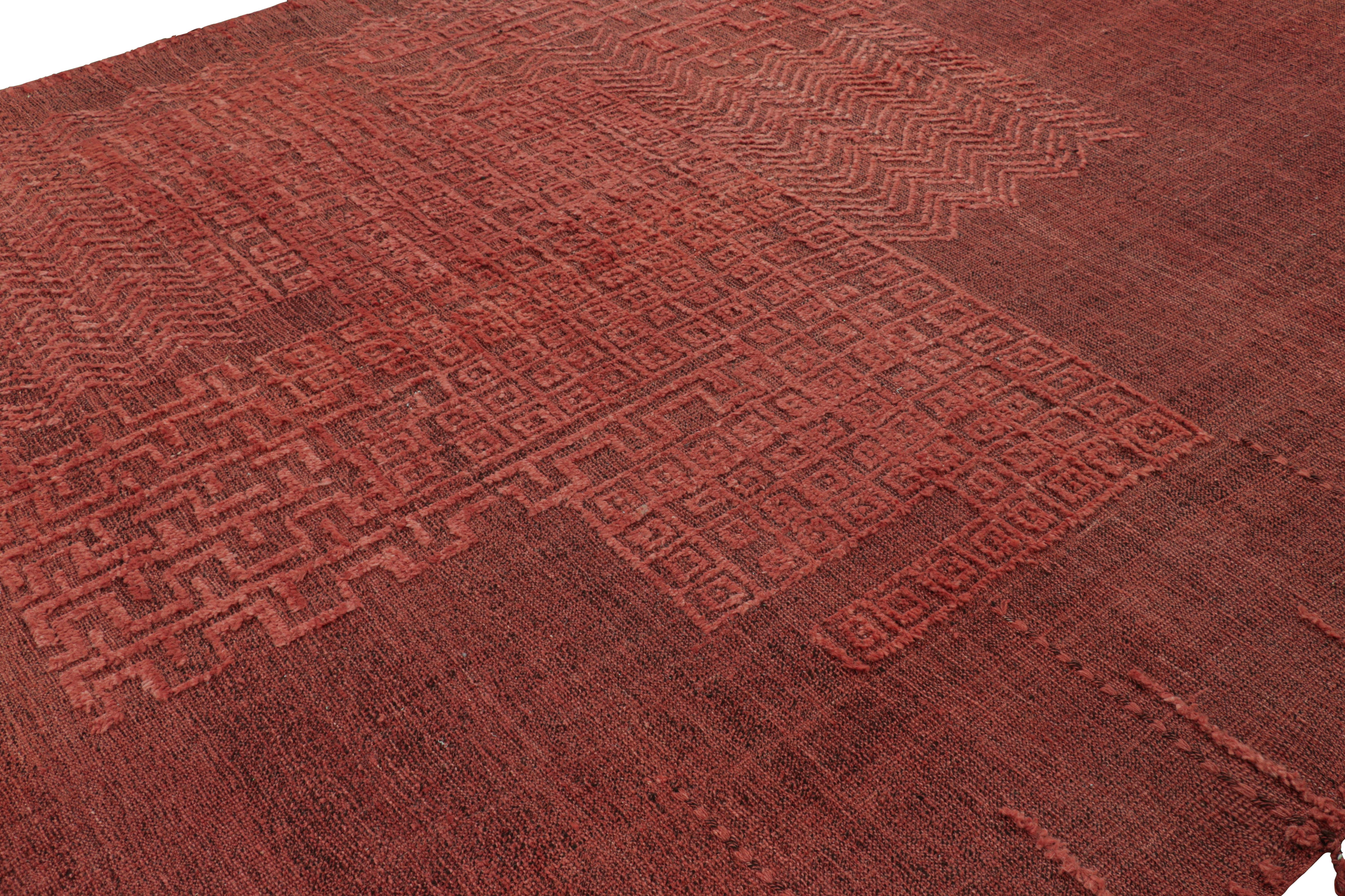 Rug & Kilim's Marokkanischer Teppich in Rot mit geometrischen Mustern (Moderne) im Angebot