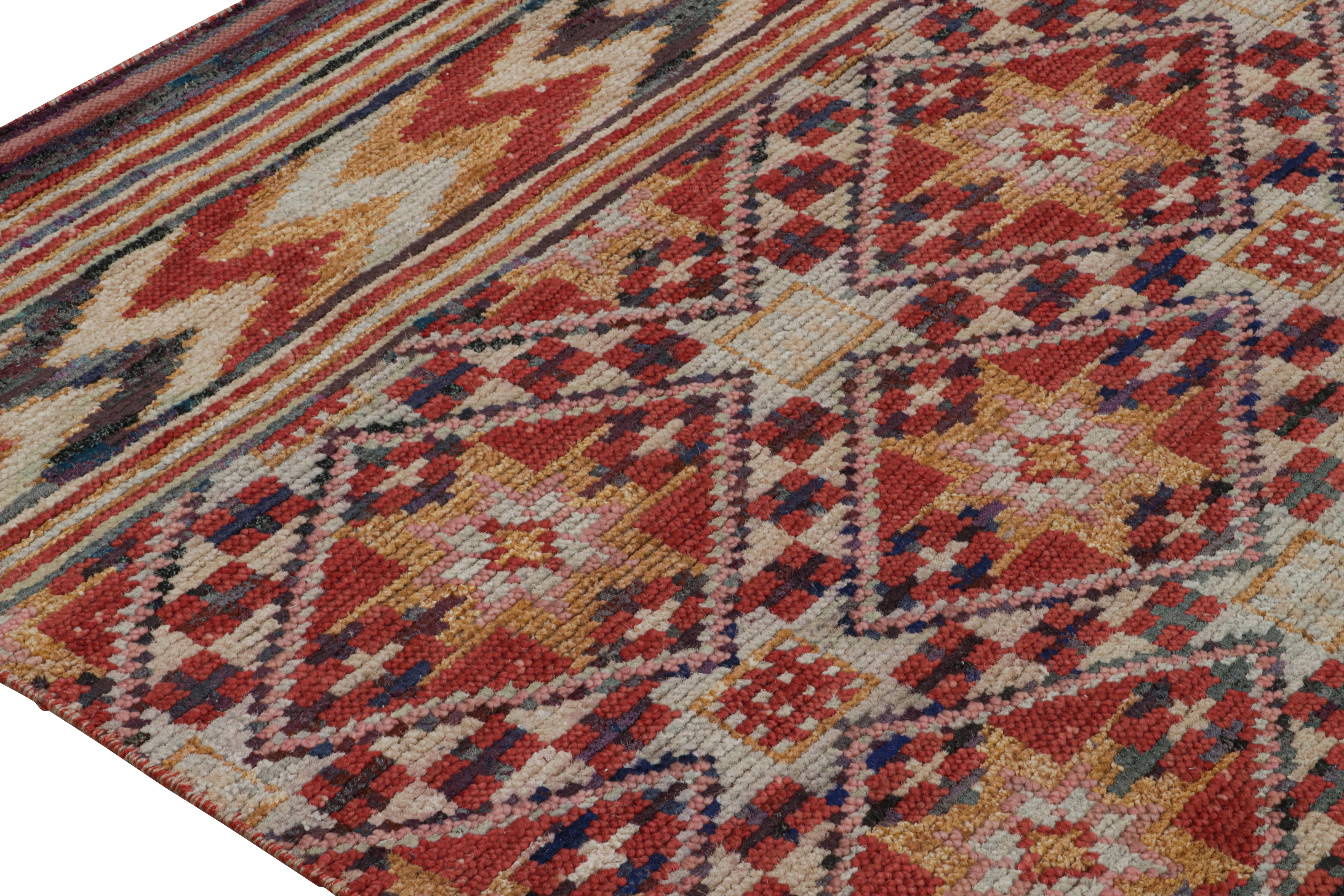 Noué à la main Tapis de style marocain rouge à motifs géométriques dorés de Rug & Kilim en vente