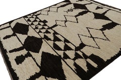 Rug & Kilim è un tappeto in stile marocchino di colore marrone intenso con motivi geometrici