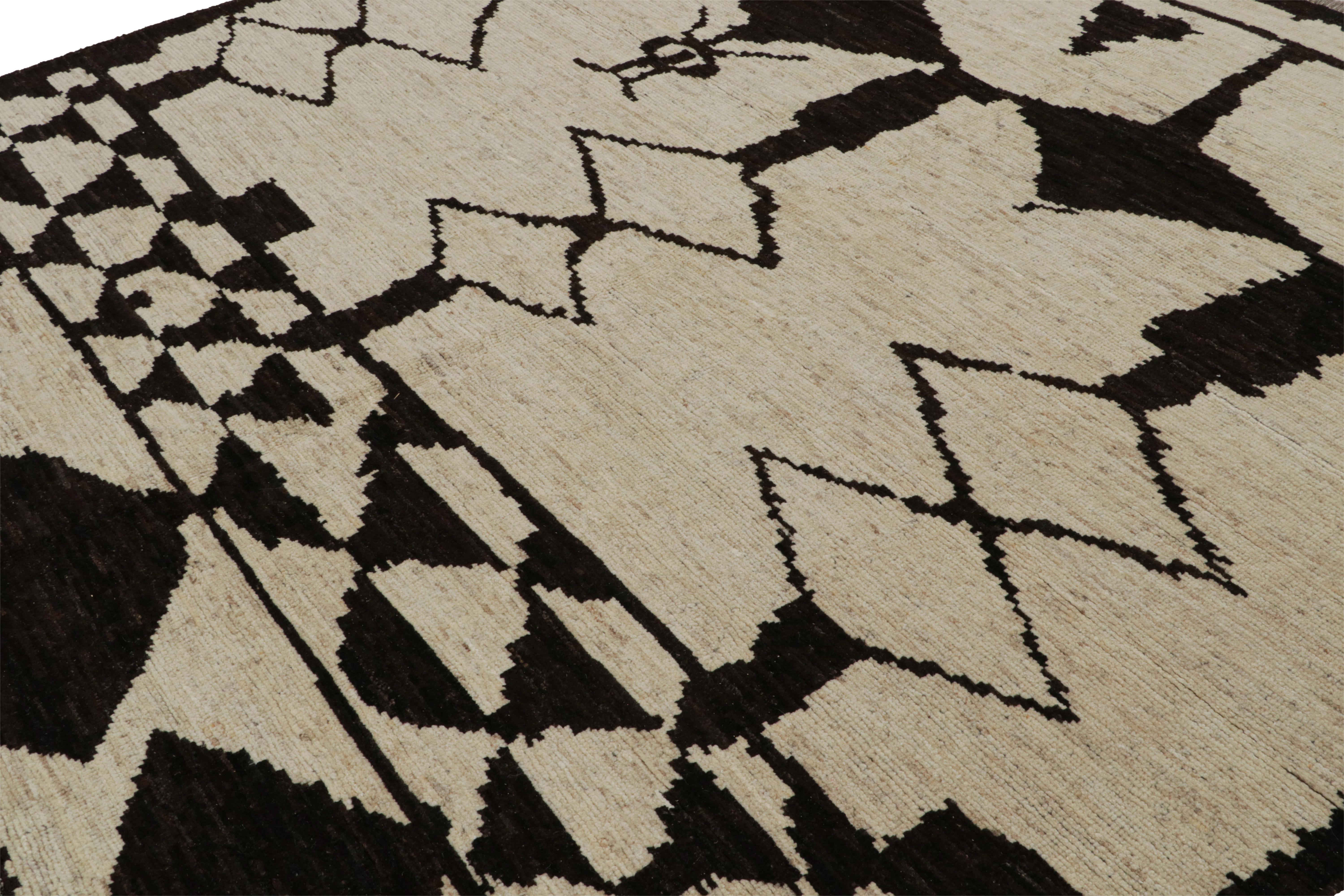 Afghano Rug & Kilim è un tappeto in stile marocchino di colore marrone intenso con motivi geometrici in vendita