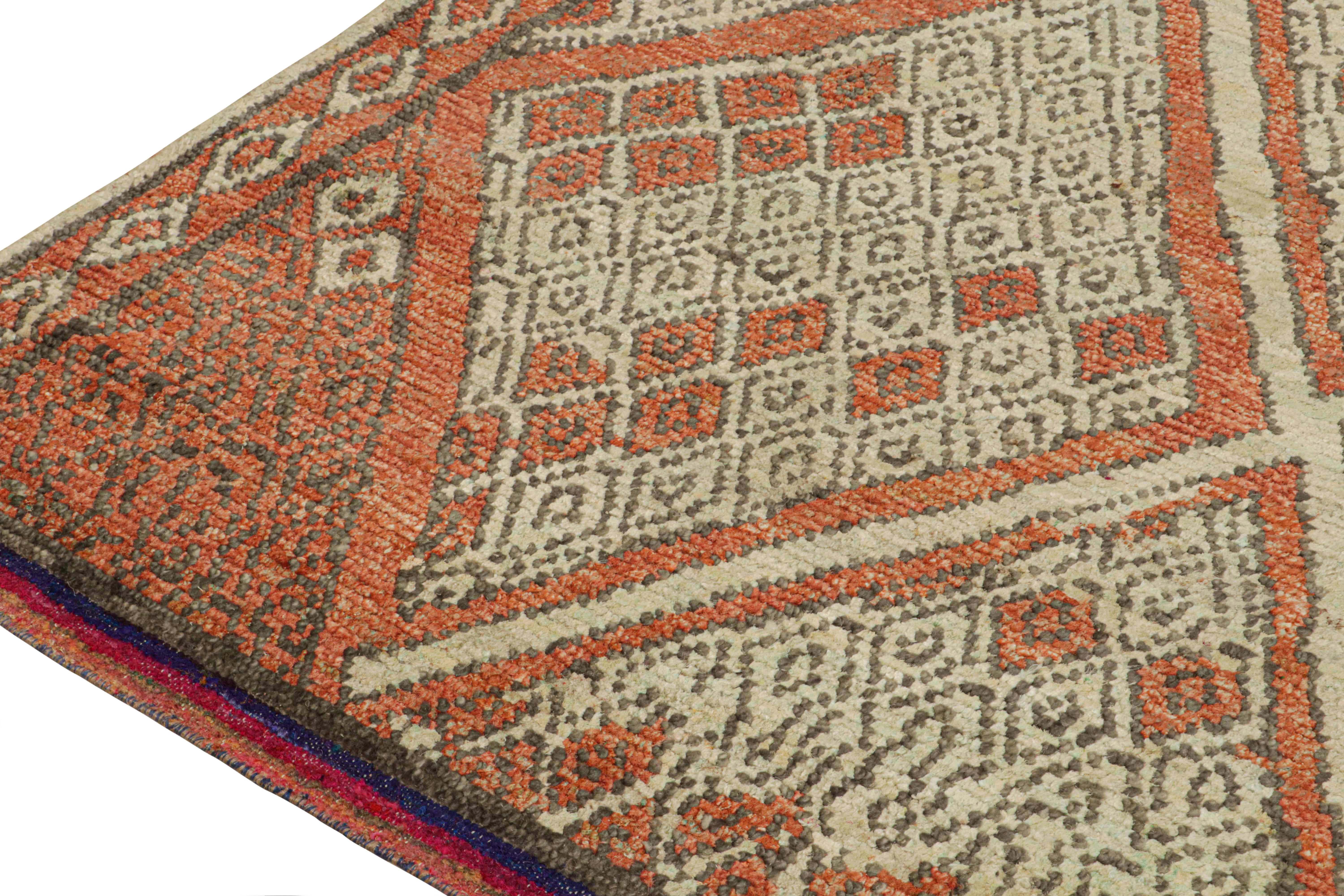 Alfombra de estilo marroquí Rug & Kilim en óxido con dibujo geométrico beige y gris Anudado a mano en venta