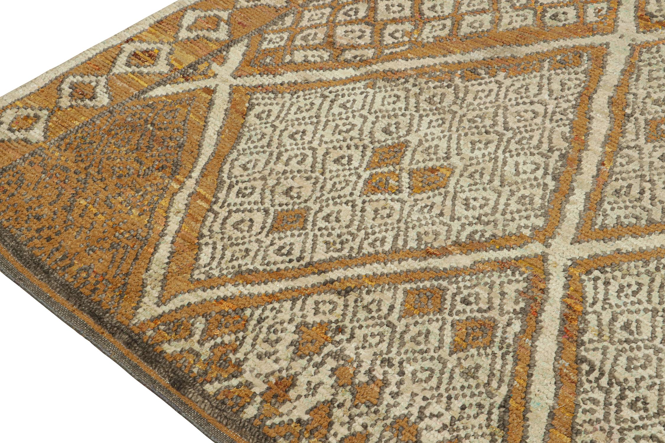 Noué à la main Rug & Kilim's Tapis de style marocain en rouille avec des couleurs Beige et  Pattern géométrique gris en vente
