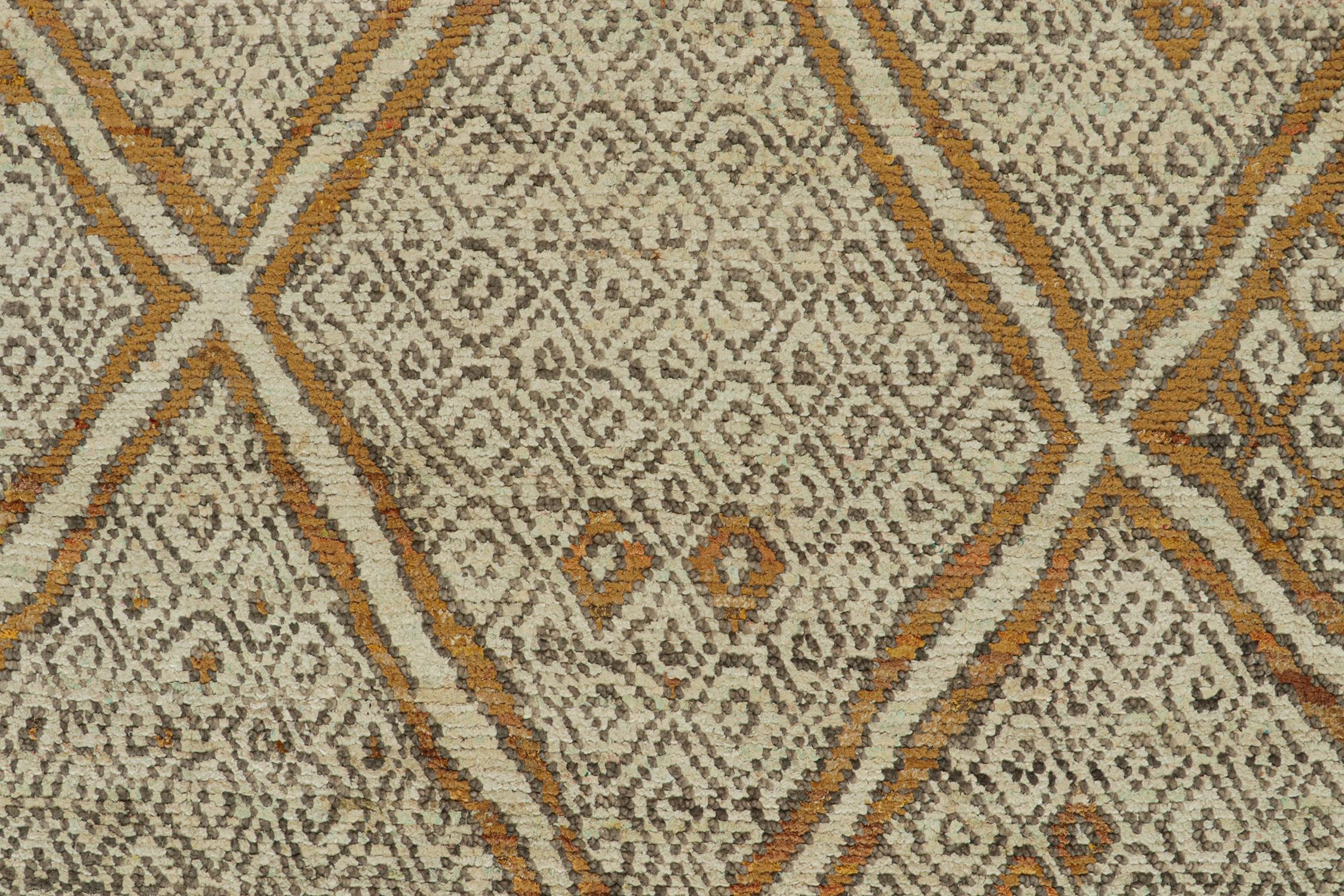 Rug & Kilim's Tapis de style marocain en rouille avec des couleurs Beige et  Pattern géométrique gris Neuf - En vente à Long Island City, NY