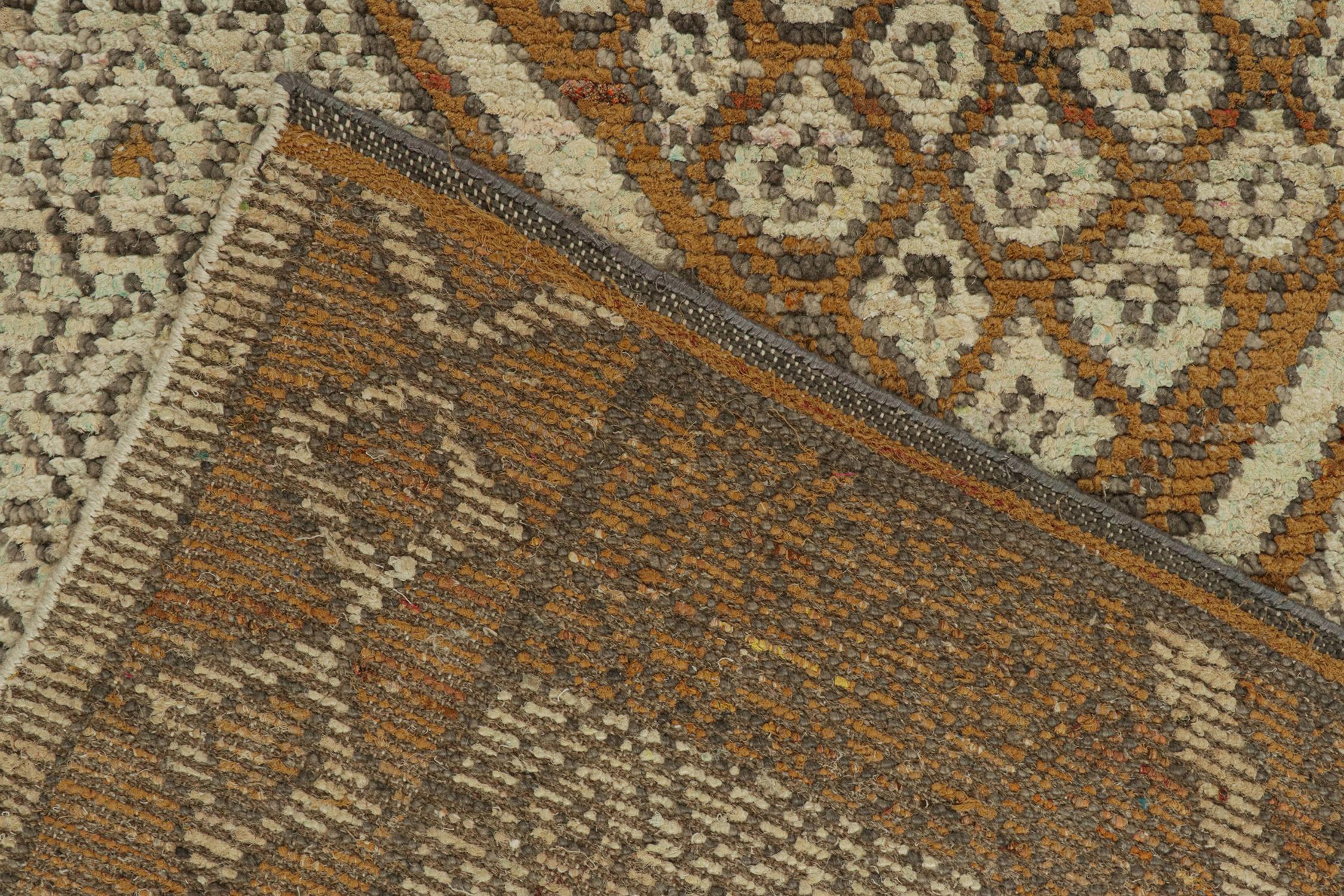 XXIe siècle et contemporain Rug & Kilim's Tapis de style marocain en rouille avec des couleurs Beige et  Pattern géométrique gris en vente