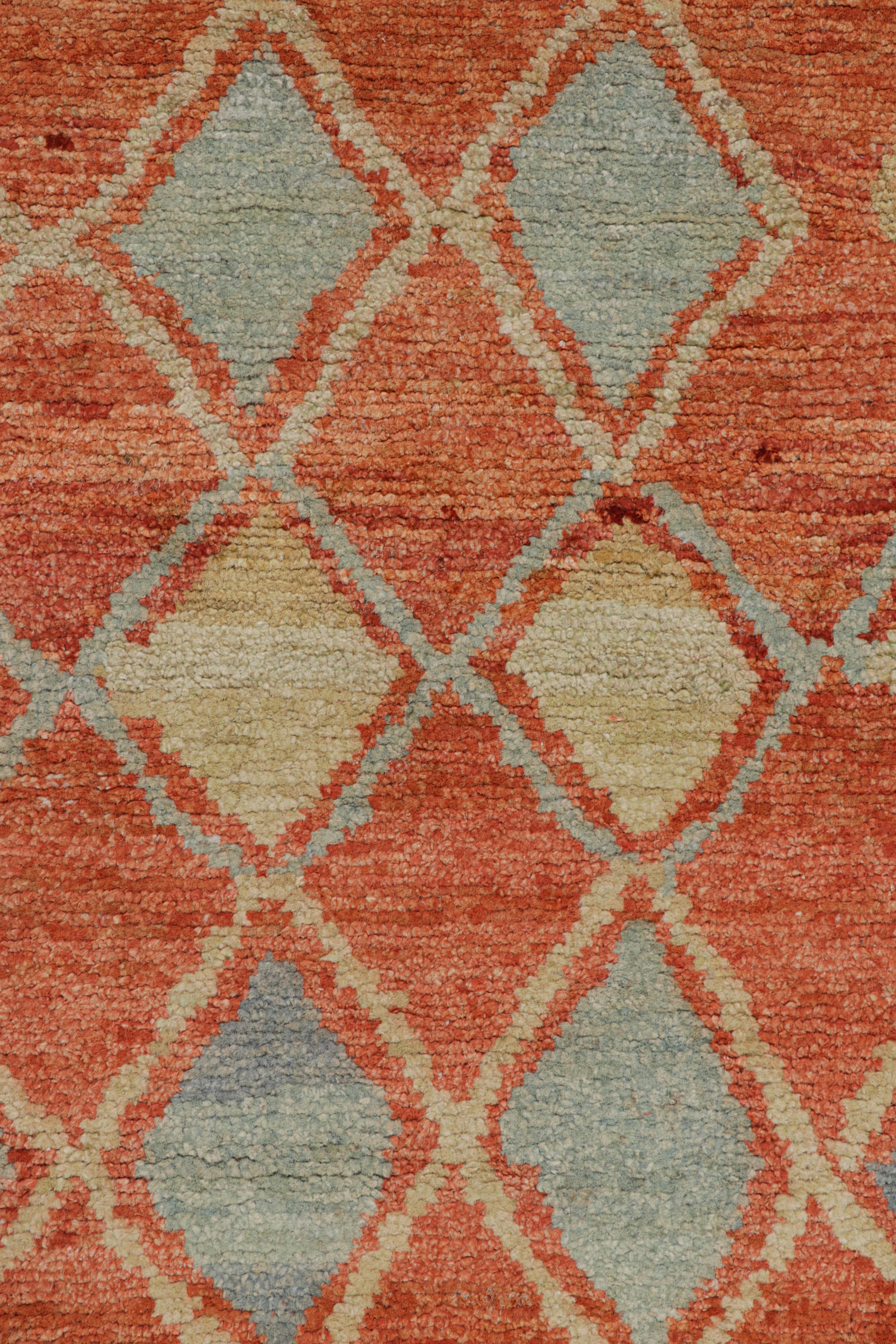 Rug & Kilim's Marokkanischer Teppich in Rost mit geometrischen Mustern (Stammeskunst) im Angebot