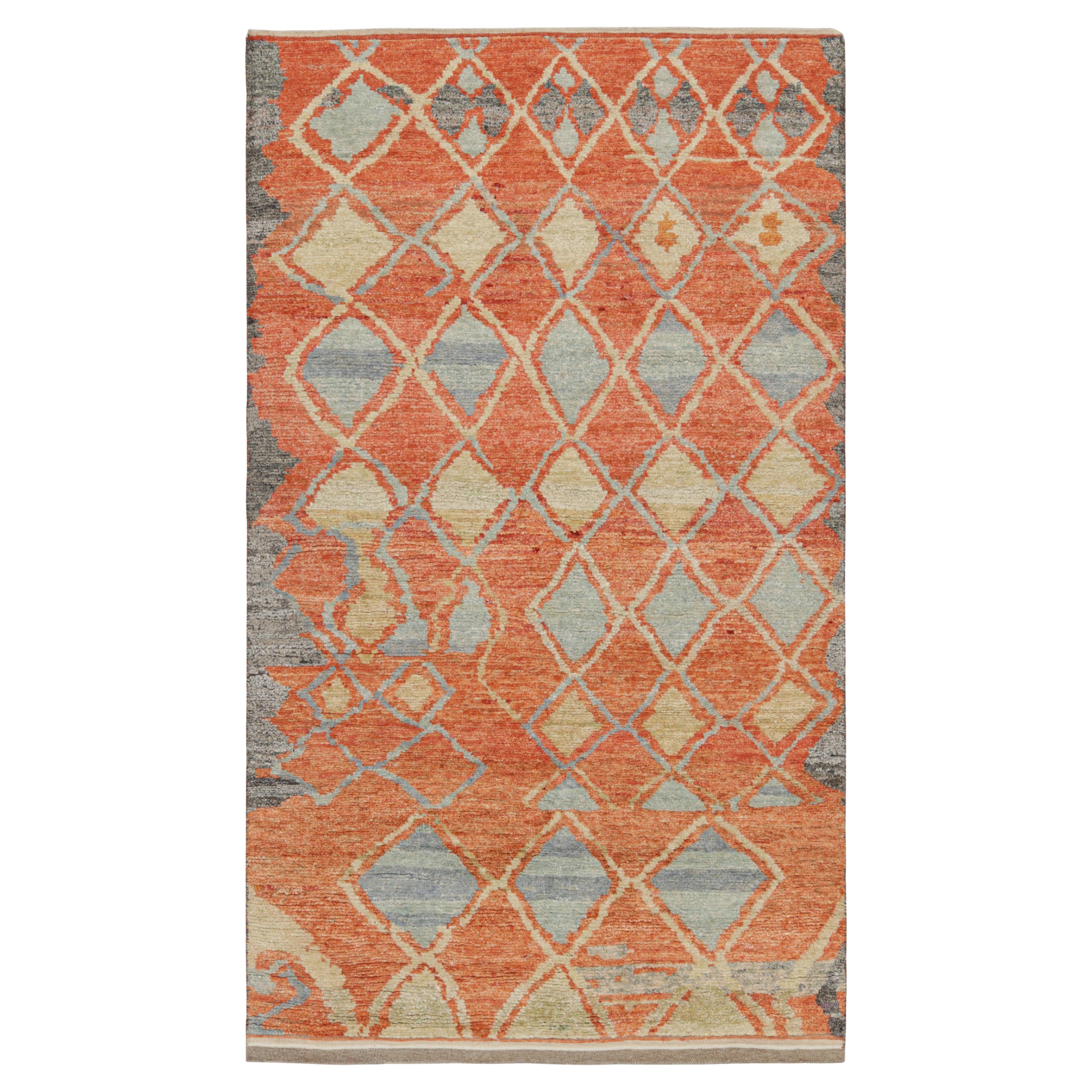 Rug & Kilim's Marokkanischer Teppich in Rost mit geometrischen Mustern im Angebot