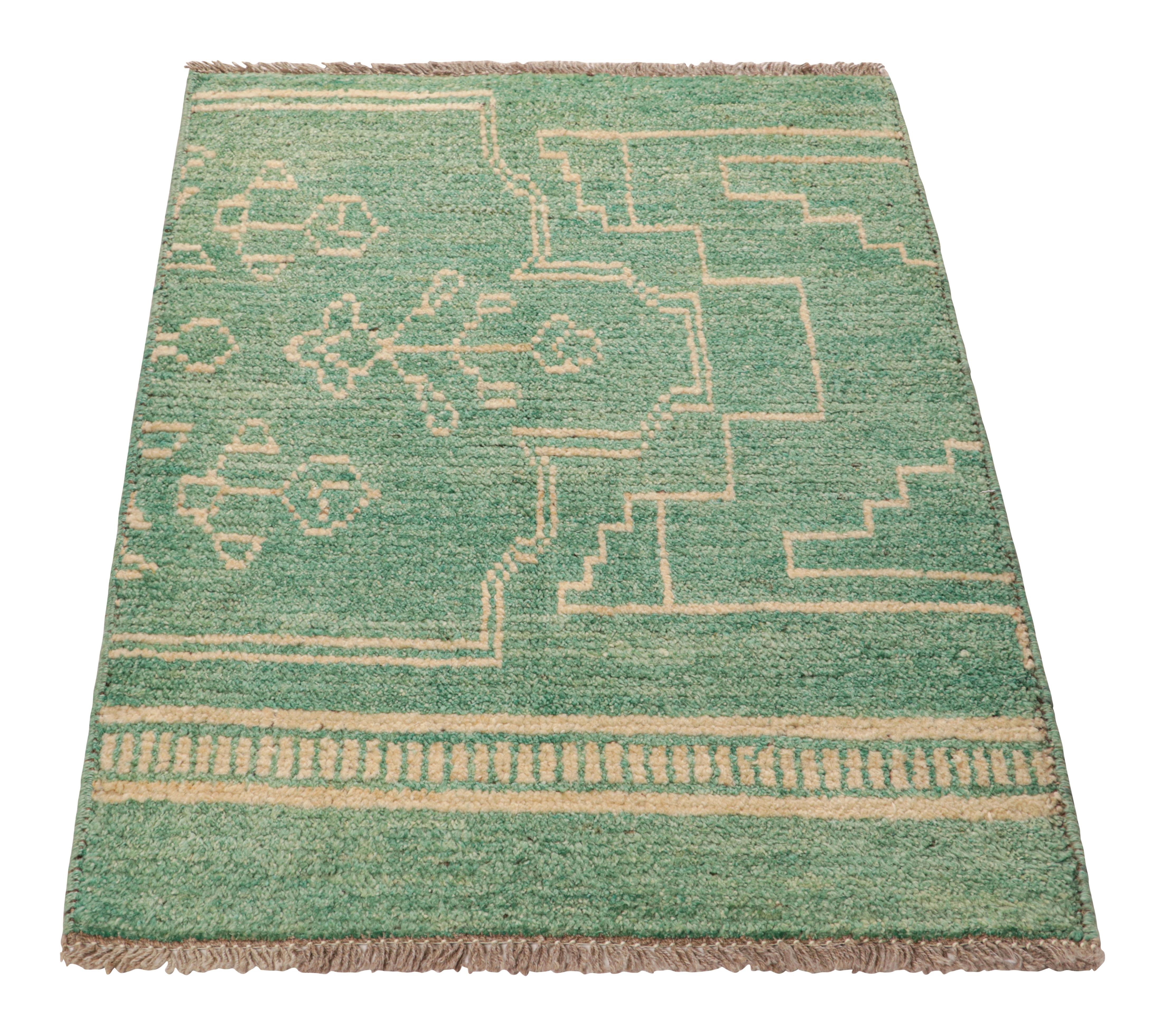 Noué à la main Tapis de style marocain turquoise à motifs géométriques tribaux de Rug & Kilim en vente