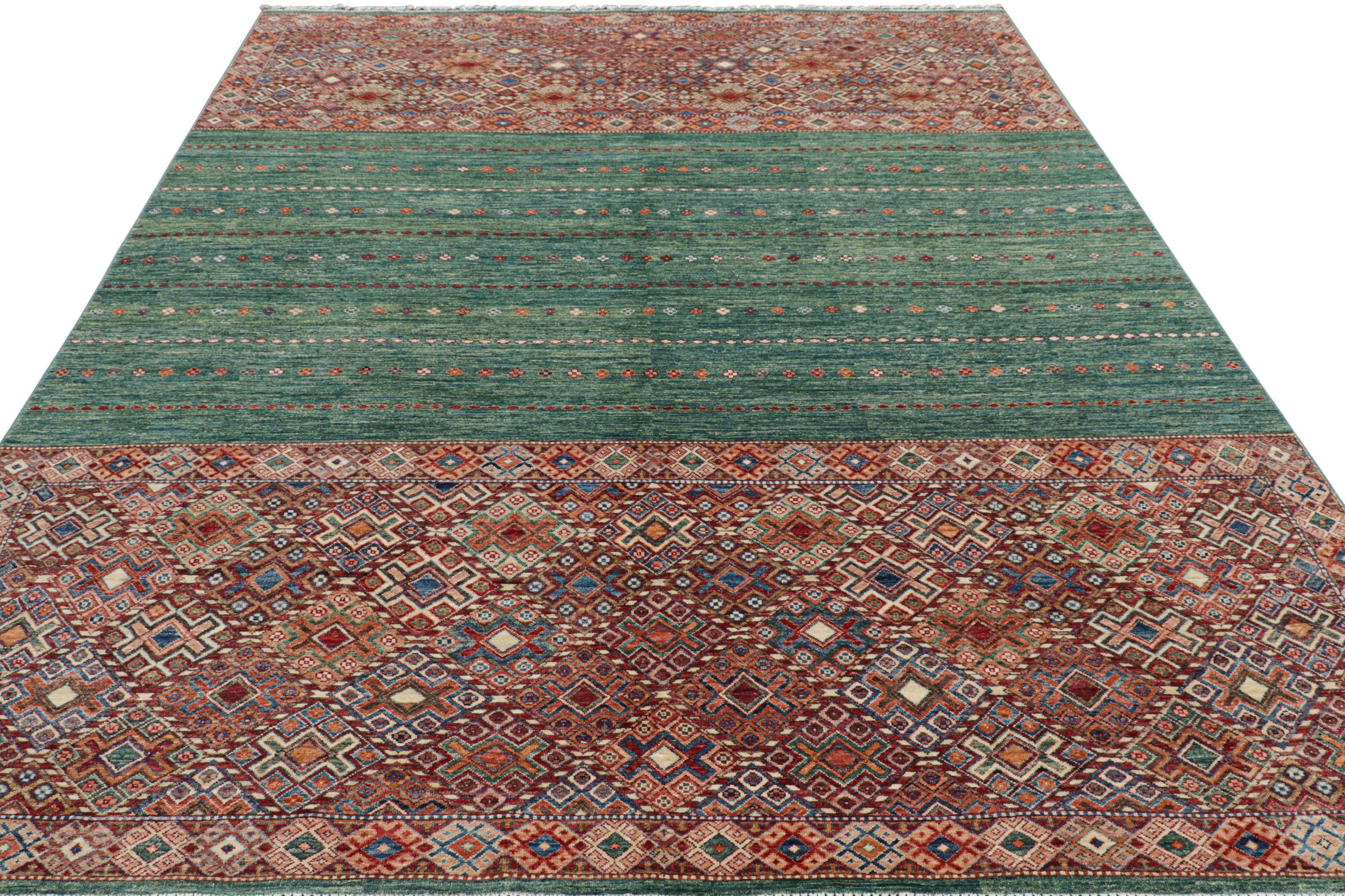 Alfombra de estilo marroquí de Rug & Kilim con vibrantes motivos geométricos policromáticos Pakistaní en venta