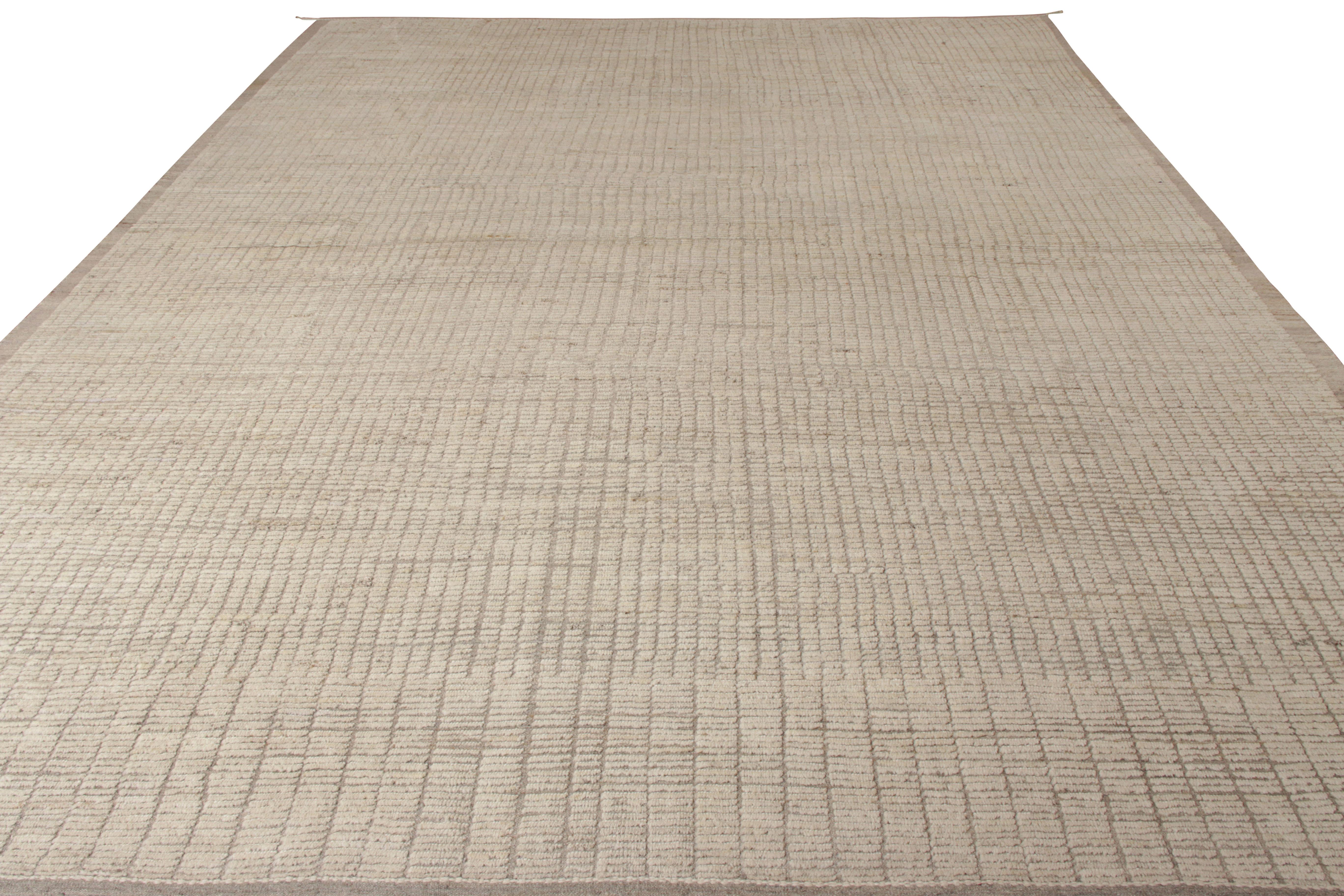 L'un des chefs-d'œuvre de style marocain de Rug & Kilim, ce portrait 13x16 fait à la main marie un dégradé unique de textures hautes et basses avec une gamme de couleurs réconfortantes blanc et beige-brun pour un tout nouveau type de neutralité et