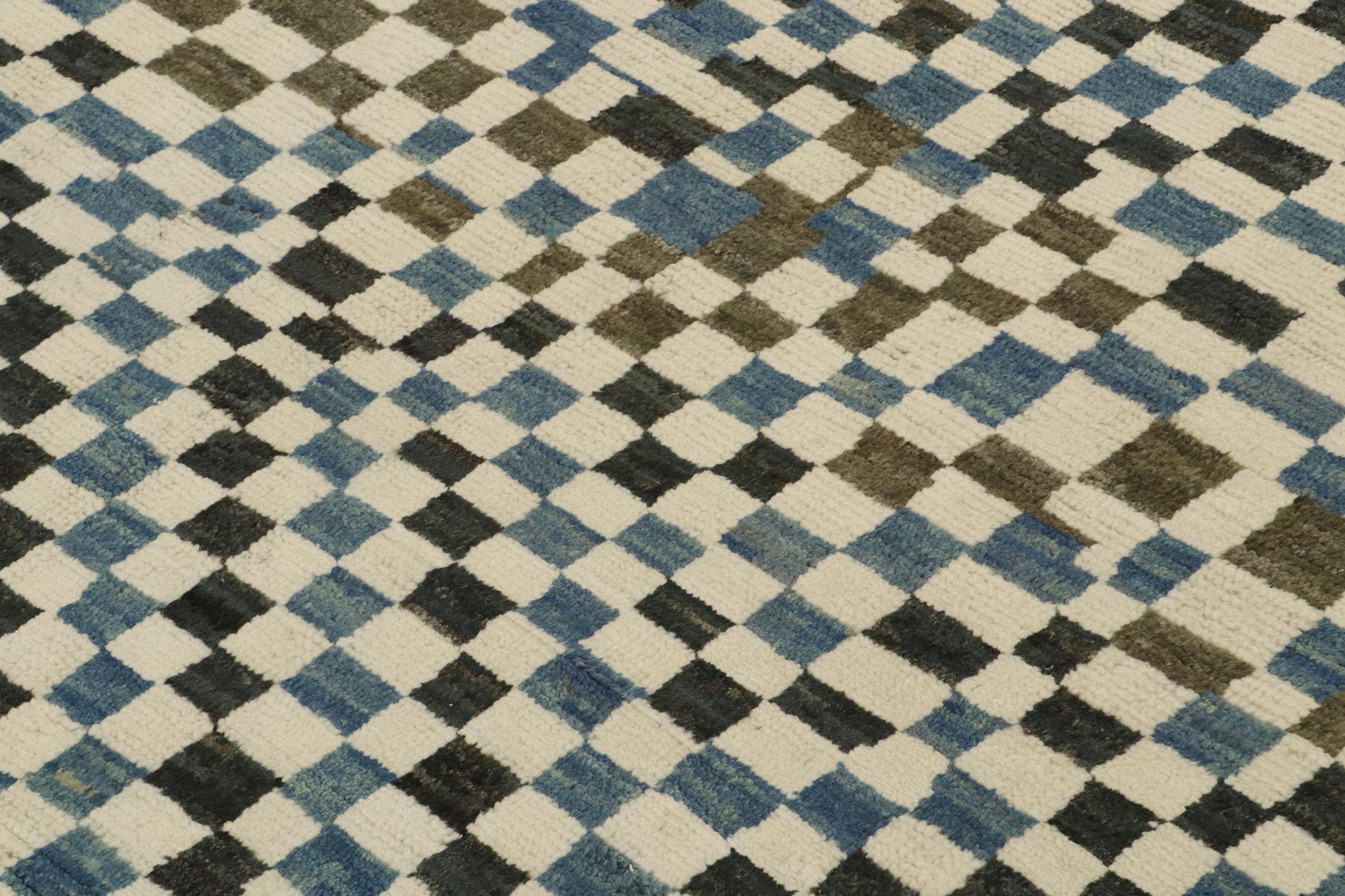 Indiano Tappeto in stile marocchino Rug & Kilim con motivo a scacchi bianchi, blu e marroni in vendita