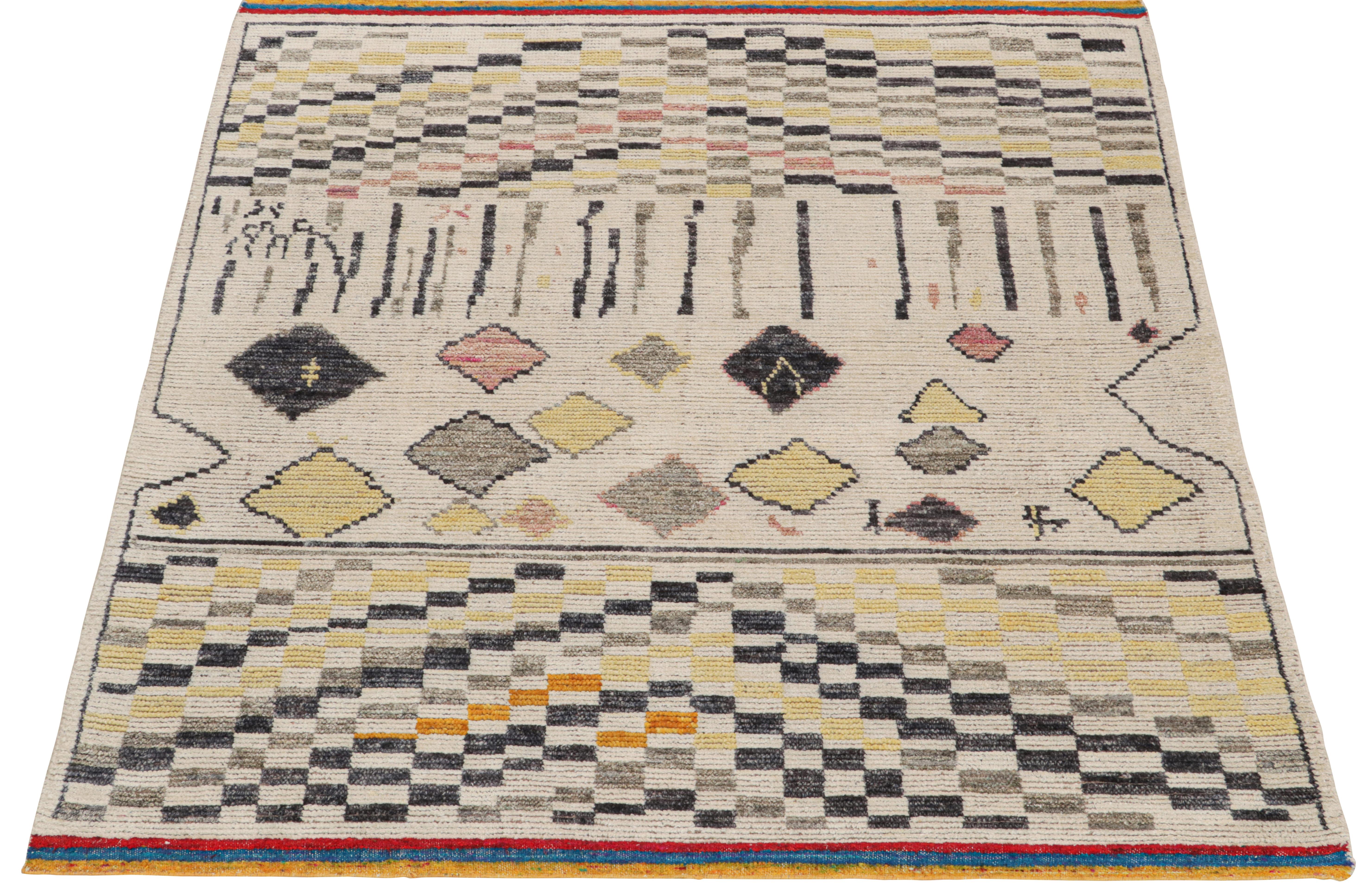 Tribal Tapis et tapis de style marocain de Kilim à motifs géométriques blancs, or et gris en vente