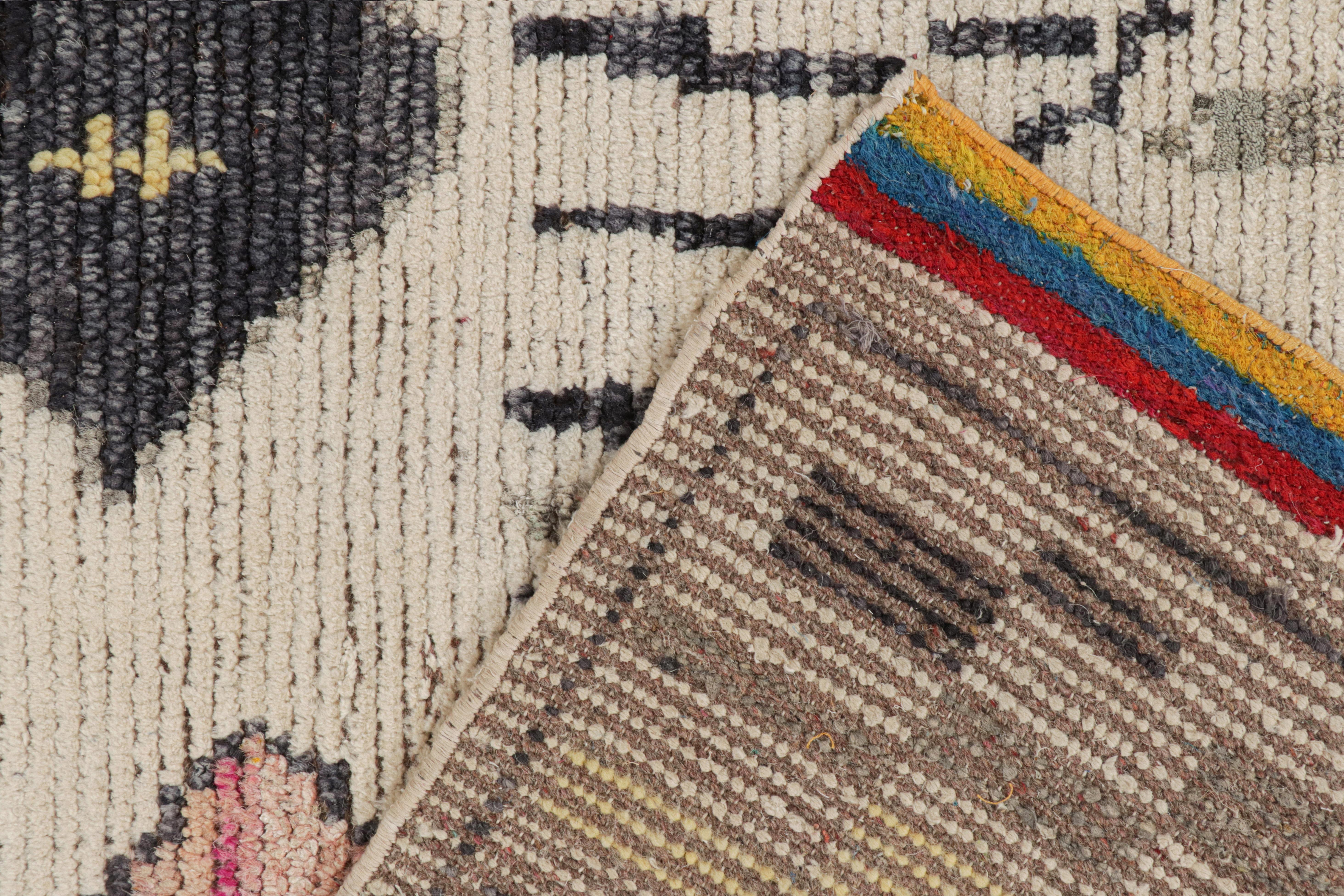 XXIe siècle et contemporain Tapis et tapis de style marocain de Kilim à motifs géométriques blancs, or et gris en vente