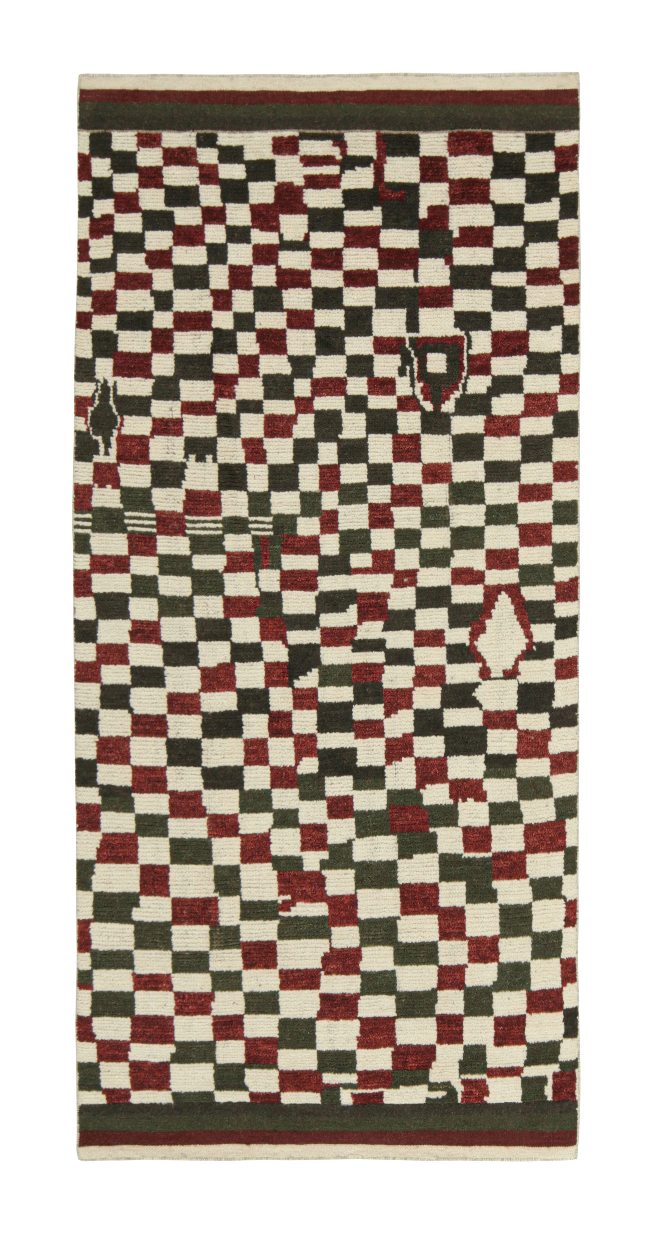 Marokkanischer Teppich im Teppich- und Kelim-Stil mit weißem, rotem und braunem kariertem Muster