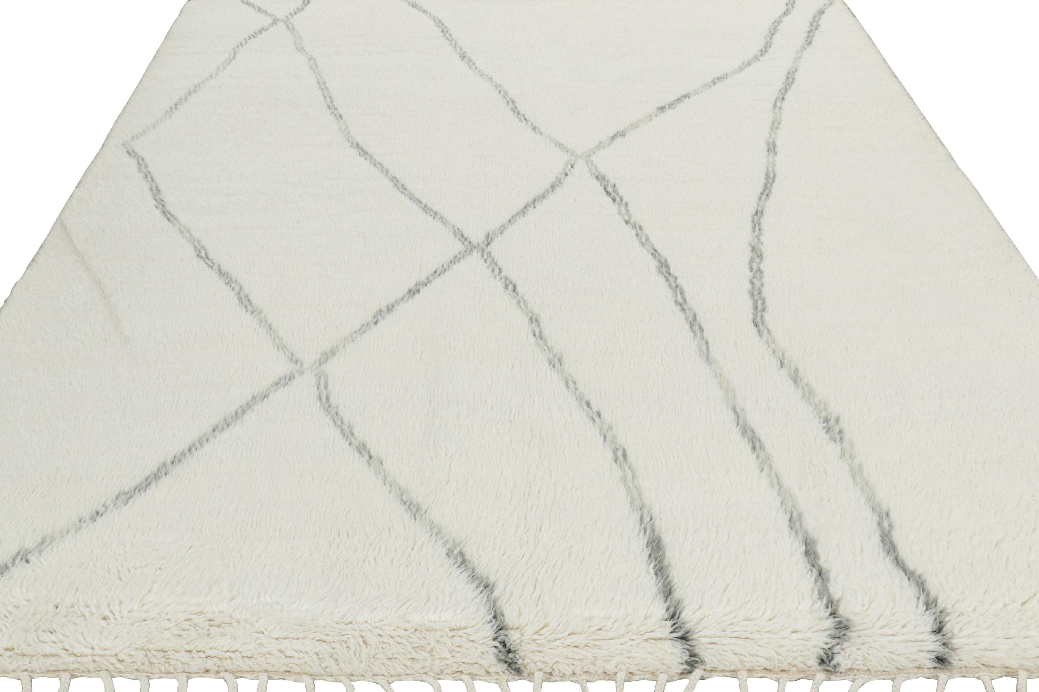 Marokkanischer Teppich von Rug & Kilim in Weiß mit grauem geometrischem Muster (Indisch) im Angebot
