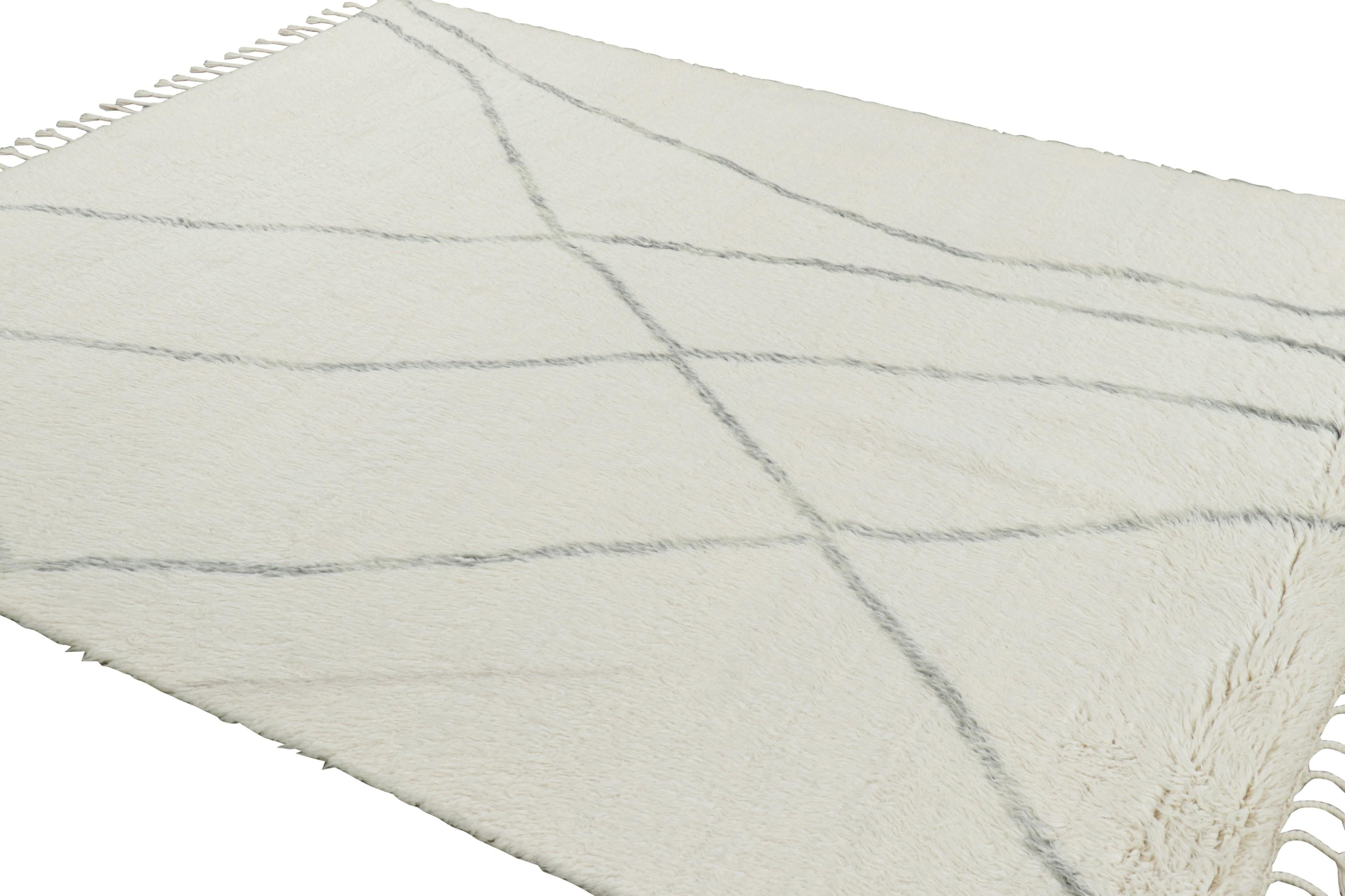 Marokkanischer Teppich von Rug & Kilim in Weiß mit grauem geometrischem Muster (Handgeknüpft) im Angebot