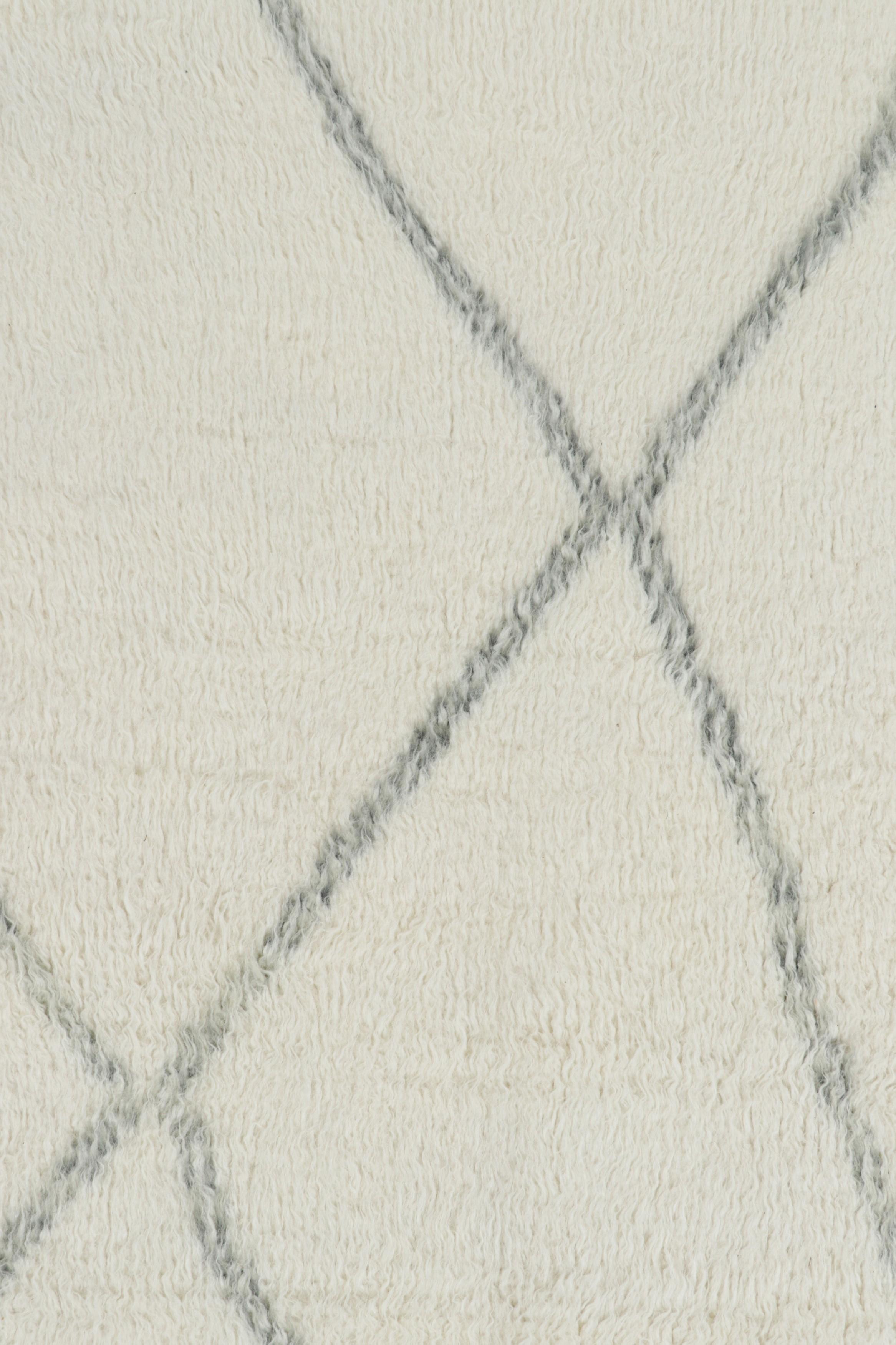 Marokkanischer Teppich von Rug & Kilim in Weiß mit grauem geometrischem Muster im Zustand „Neu“ im Angebot in Long Island City, NY