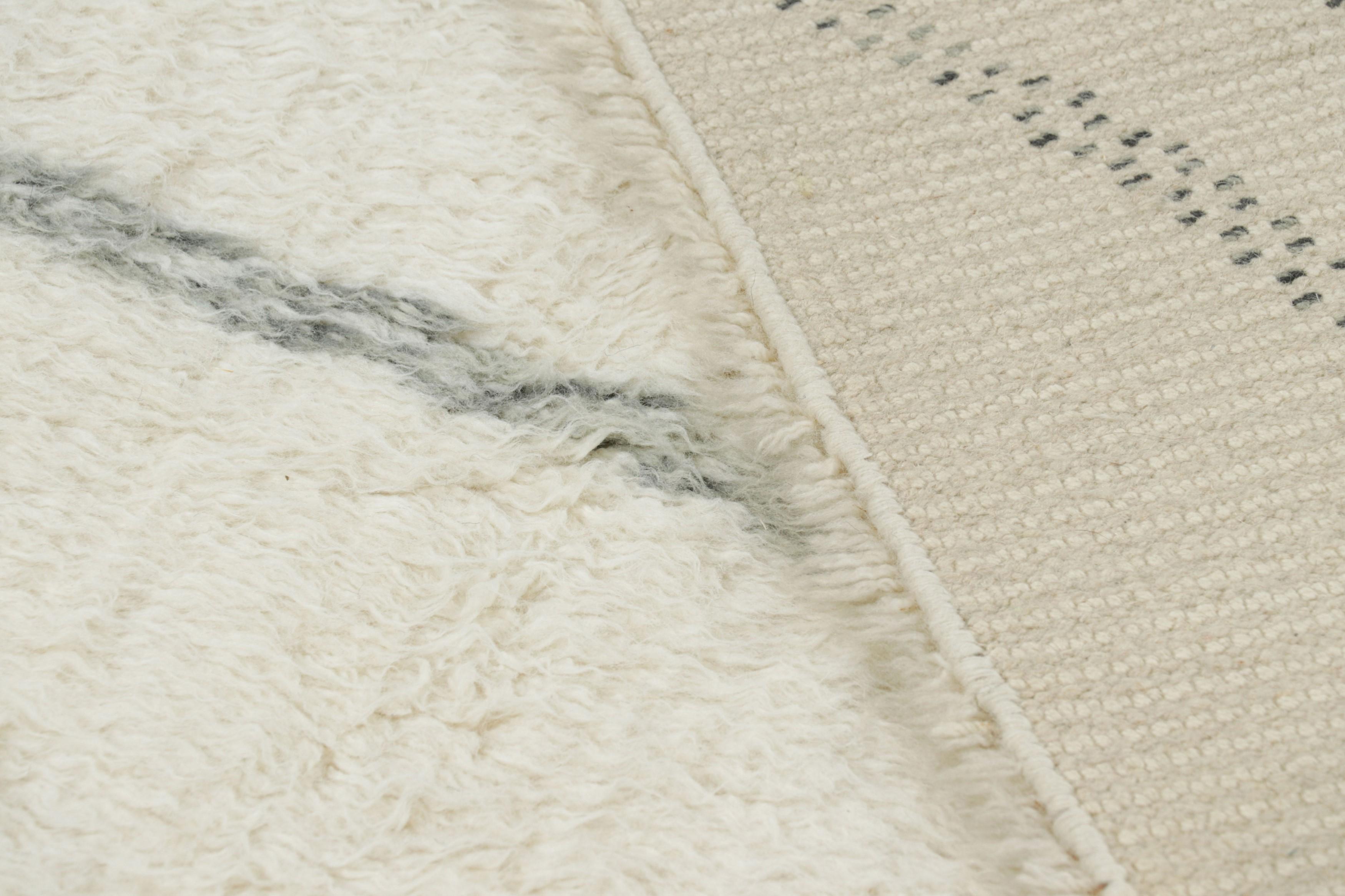 Marokkanischer Teppich von Rug & Kilim in Weiß mit grauem geometrischem Muster (21. Jahrhundert und zeitgenössisch) im Angebot