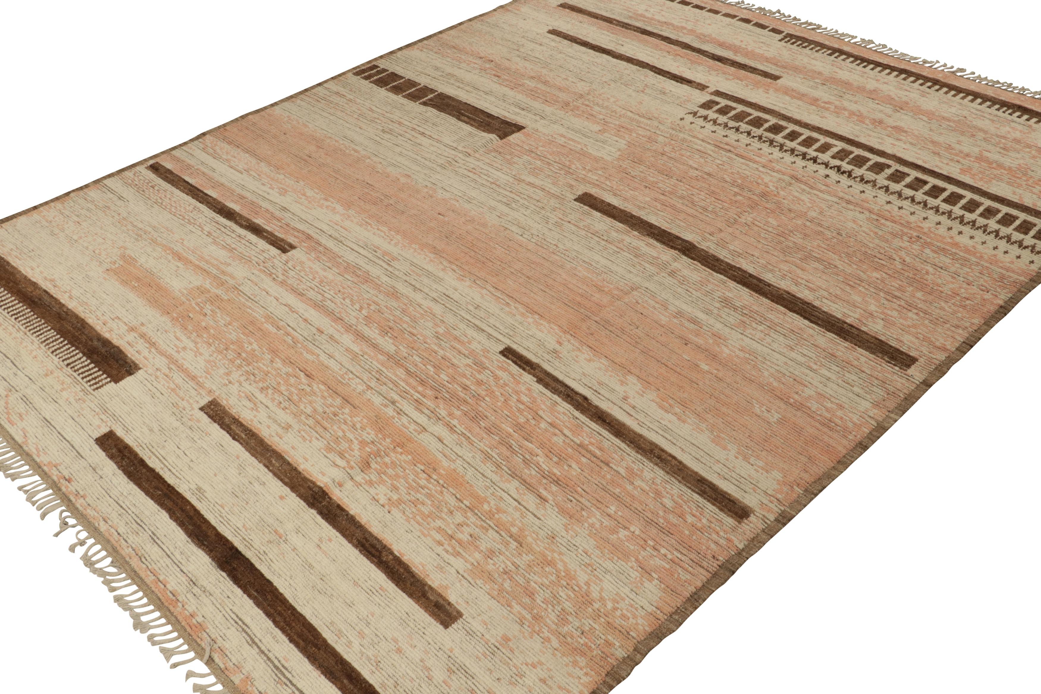 Esta alfombra de lana anudada a mano de 10x14 es una nueva pieza de la colección de alfombras marroquíes de Rug & Kilim. Su diseño representa nuestra versión moderna de los estilos de tejido bereber primitivistas, y presenta motivos geométricos de