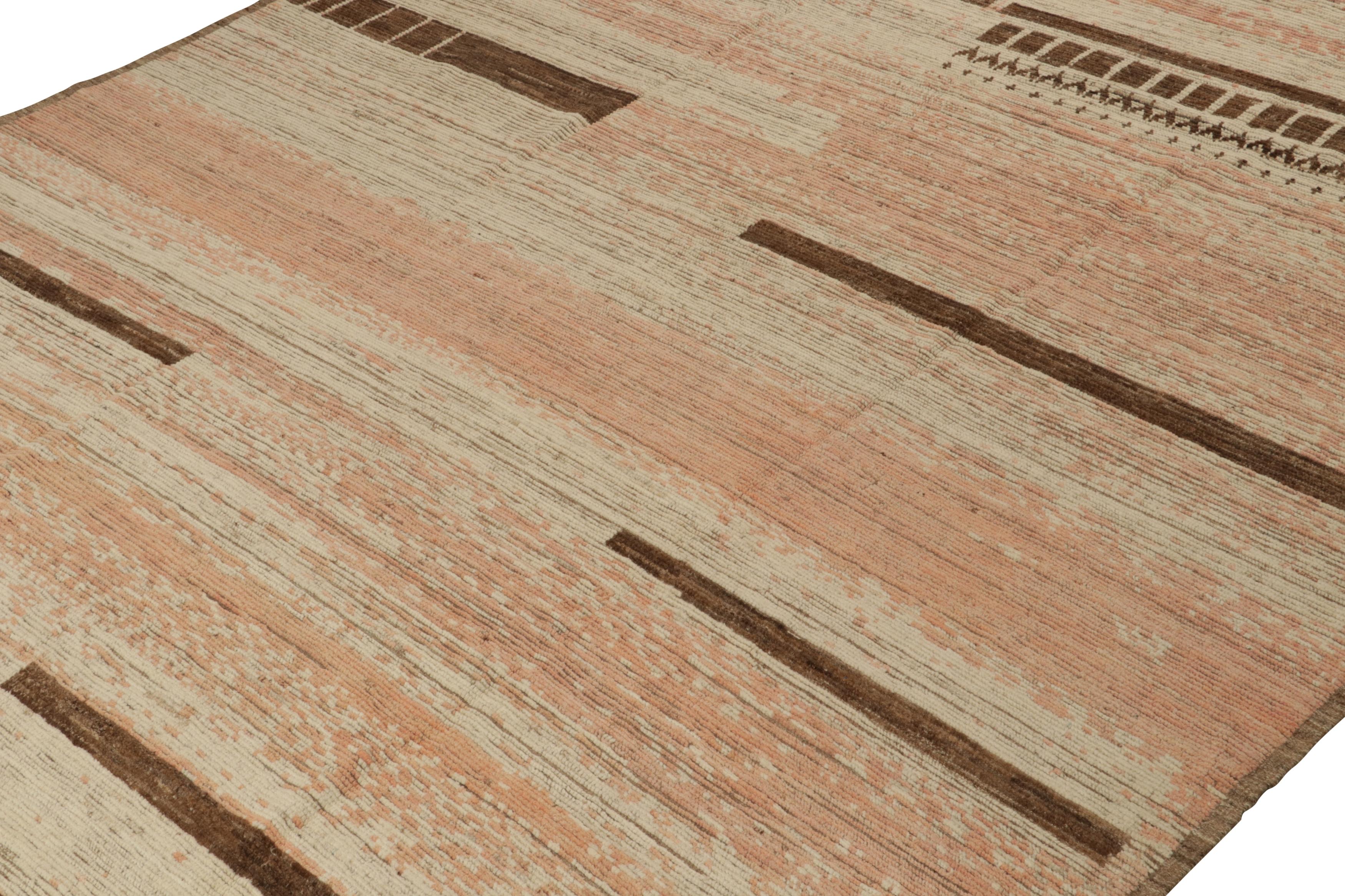 Alfombra de estilo marroquí de Rug & Kilim con motivos geométricos en beige, marrón y rosa Anudado a mano en venta