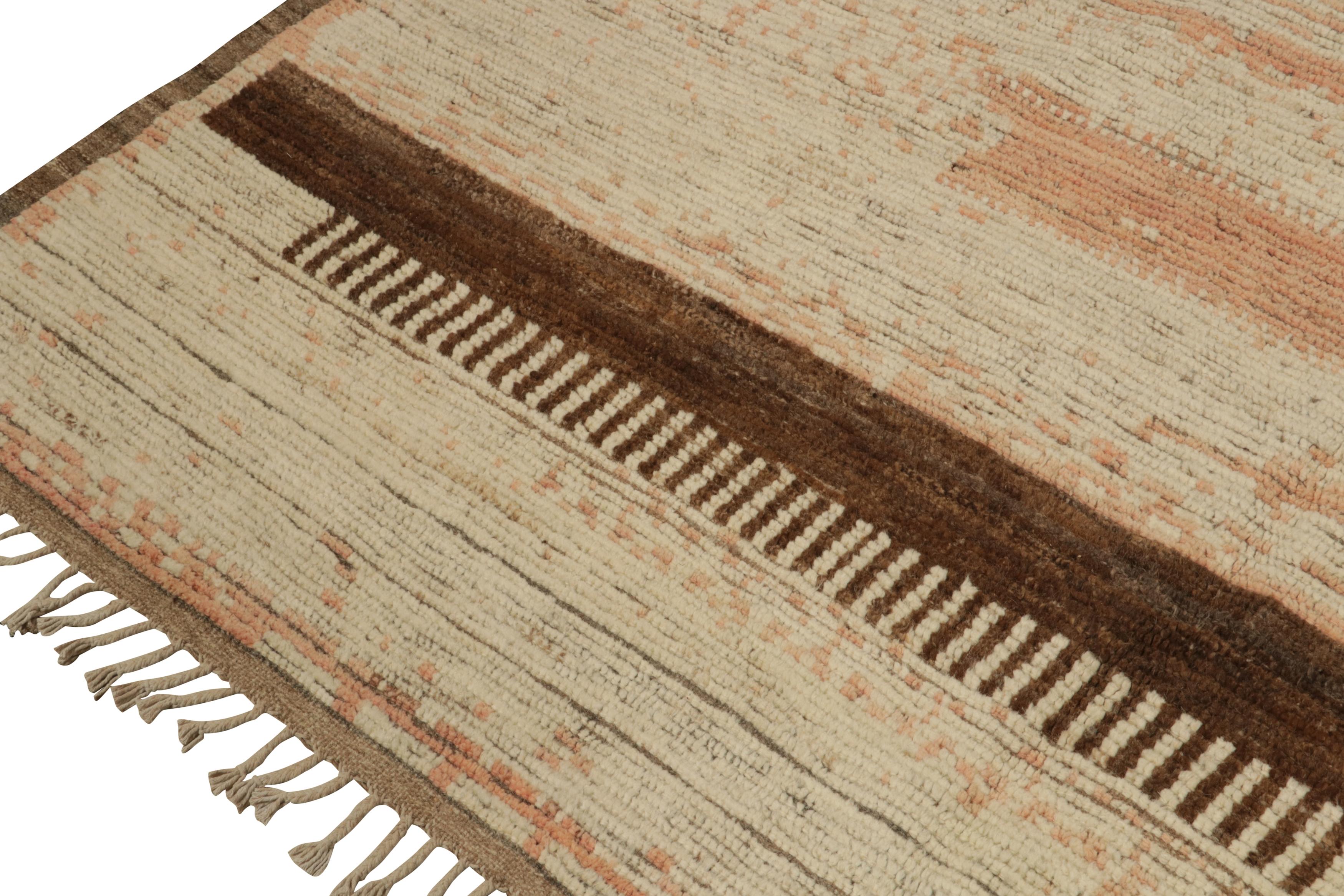 Rug & Kilim's Teppich im marokkanischen Stil mit geometrischen Mustern in Beige, Brown und Pink im Zustand „Neu“ in Long Island City, NY