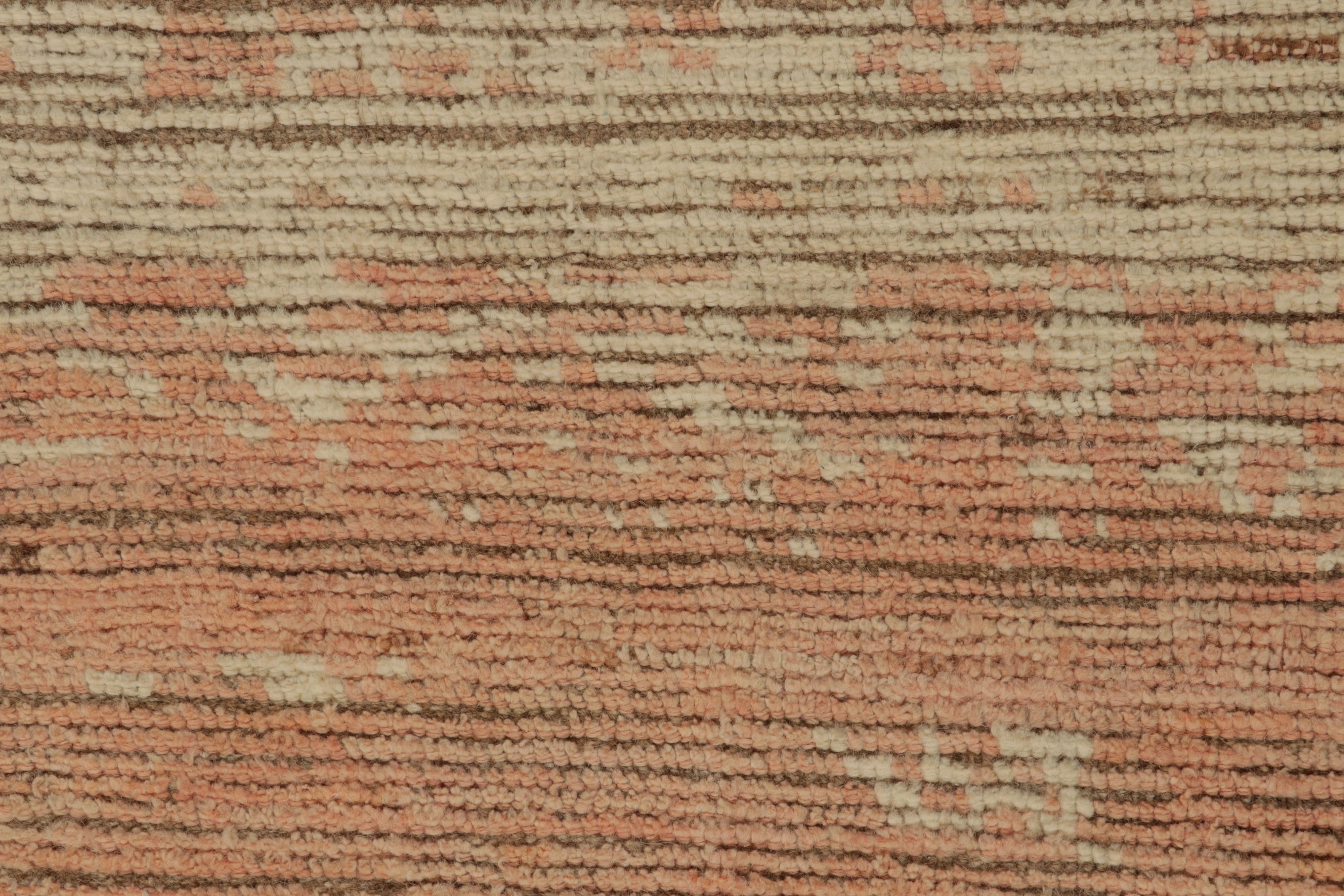Alfombra de estilo marroquí de Rug & Kilim con motivos geométricos en beige, marrón y rosa Siglo XXI y contemporáneo en venta