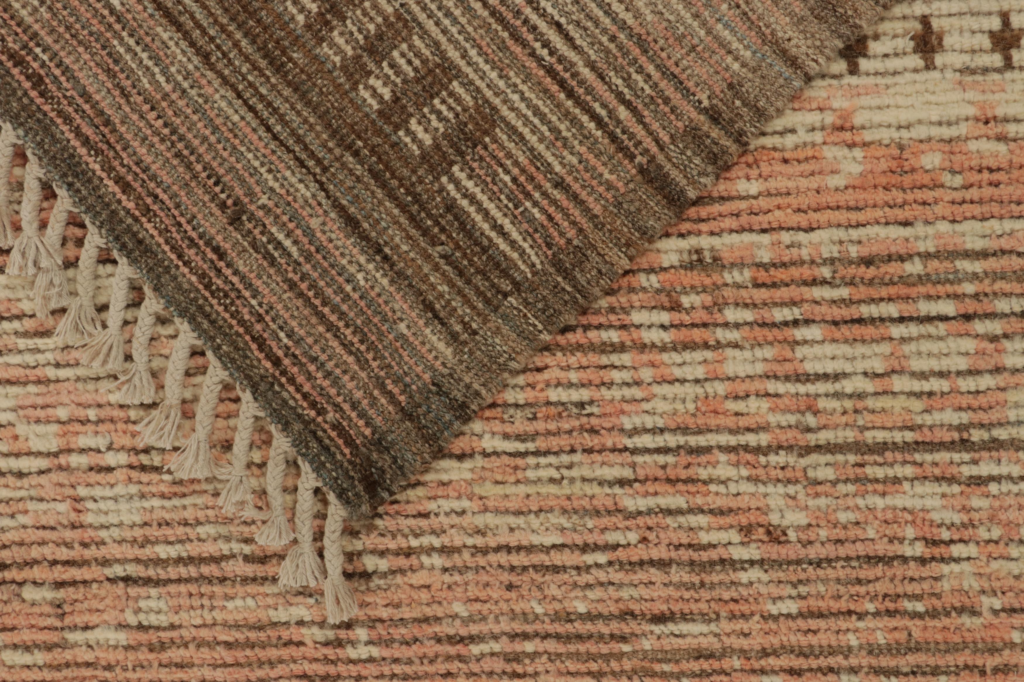Alfombra de estilo marroquí de Rug & Kilim con motivos geométricos en beige, marrón y rosa Lana en venta