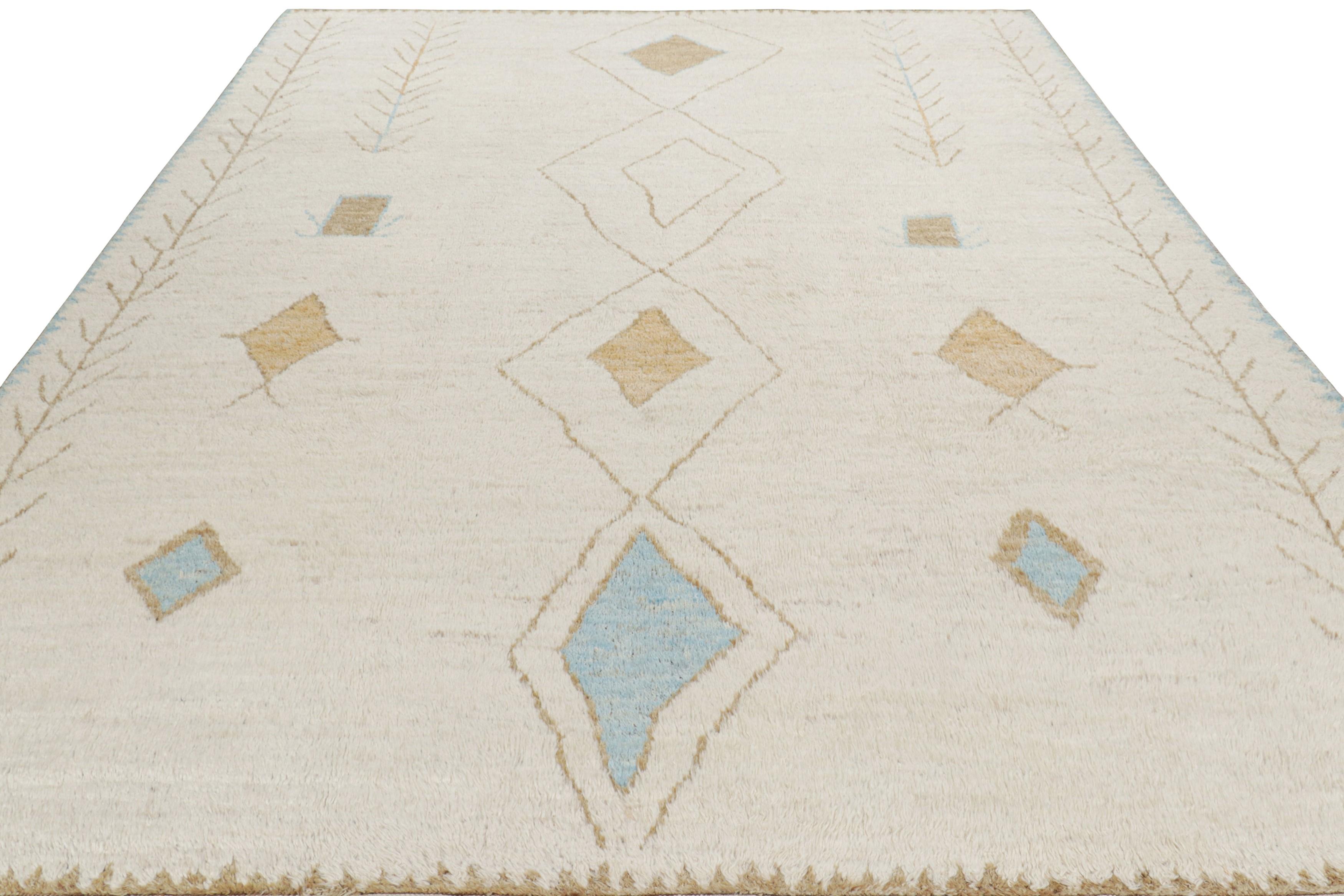 Noué à la main Rug & Kilim's Moroccan Style Rug with Beige Geometric Patterns (tapis de style marocain à motifs géométriques beiges) en vente