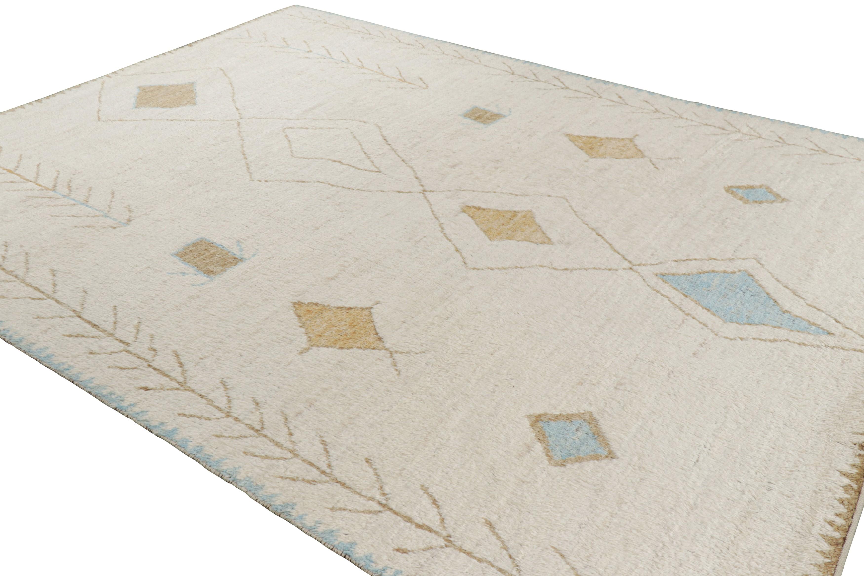 Rug & Kilim's Moroccan Style Rug with Beige Geometric Patterns (tapis de style marocain à motifs géométriques beiges) Neuf - En vente à Long Island City, NY