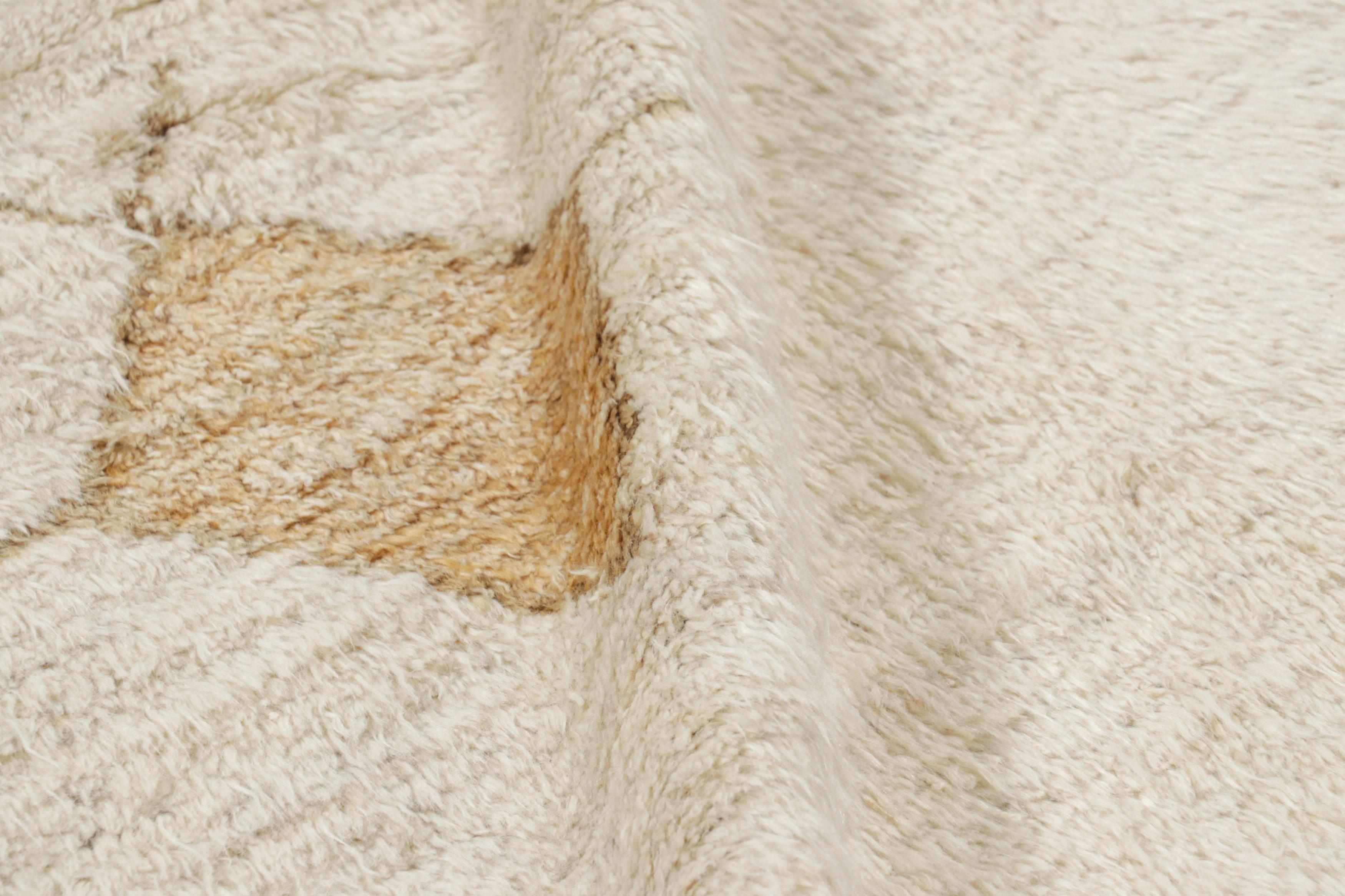XXIe siècle et contemporain Rug & Kilim's Moroccan Style Rug with Beige Geometric Patterns (tapis de style marocain à motifs géométriques beiges) en vente