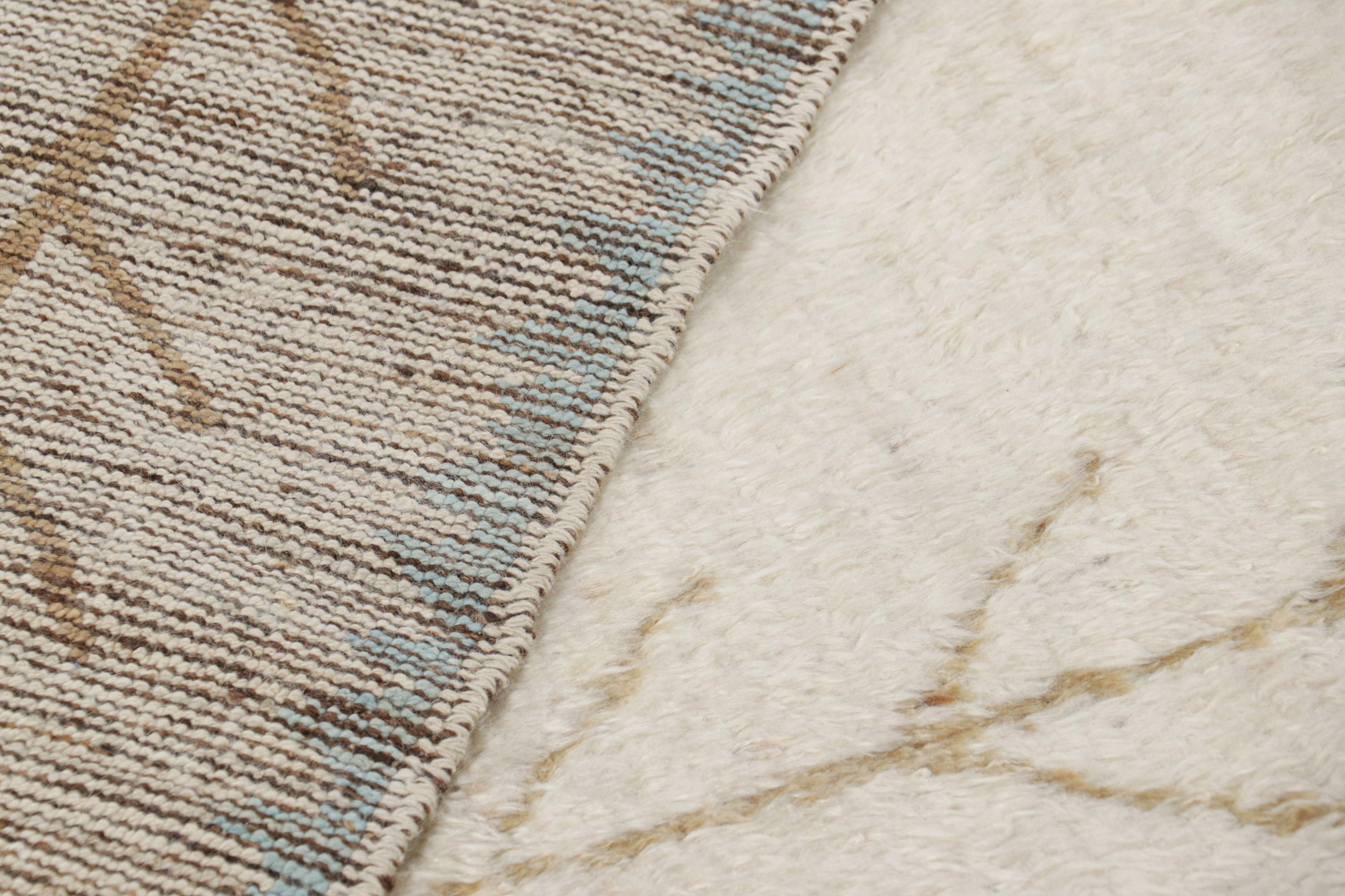 Laine Rug & Kilim's Moroccan Style Rug with Beige Geometric Patterns (tapis de style marocain à motifs géométriques beiges) en vente