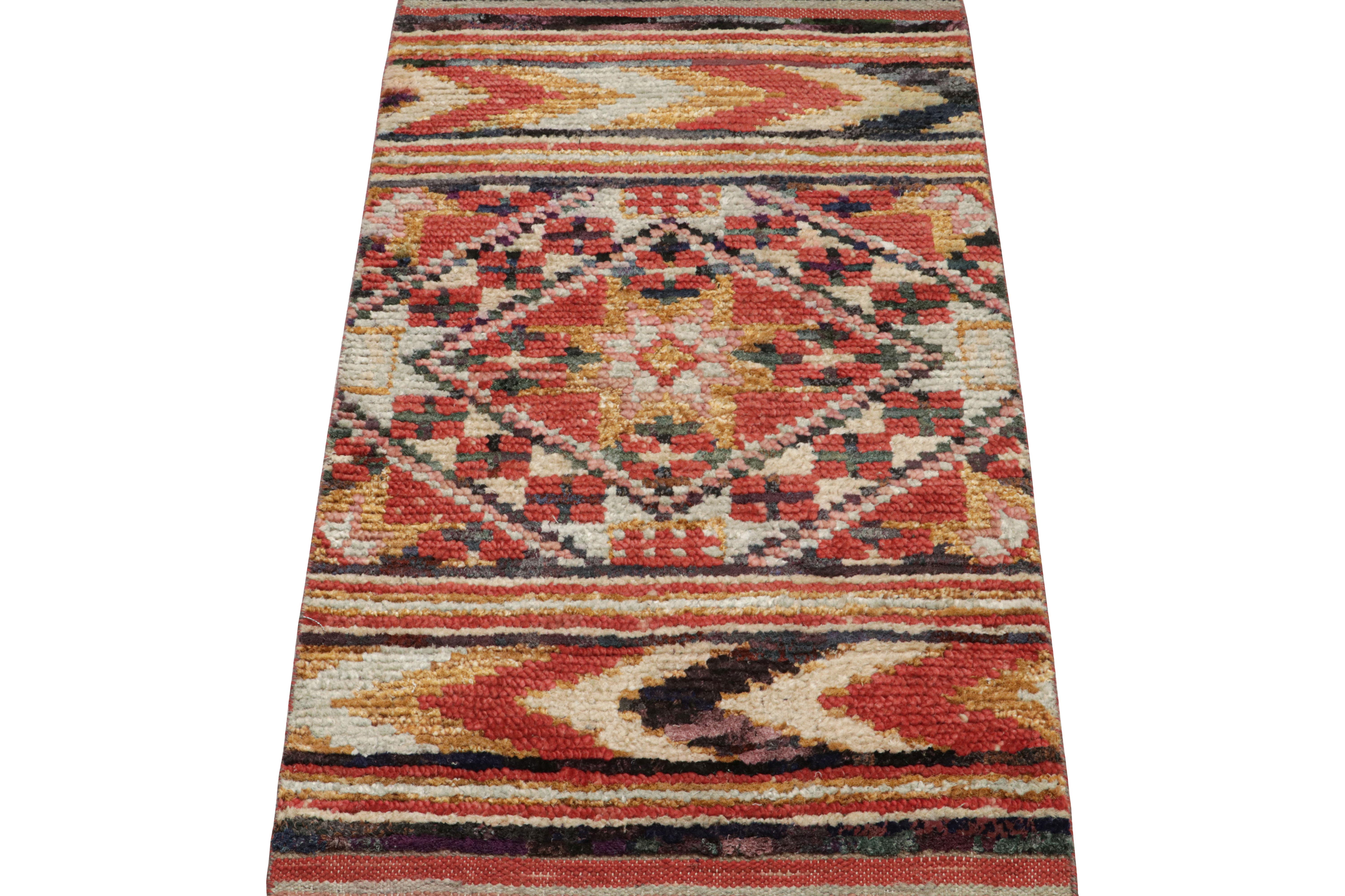 Dieser aus Wolle und Seide handgeknüpfte marokkanische 2x4-Teppich weist geometrische Muster auf, die von den primitiven Webtraditionen der Berber inspiriert sind, sowie eine gerippte Textur, die an die Boucherouit-Sensibilität erinnert. 

Über das