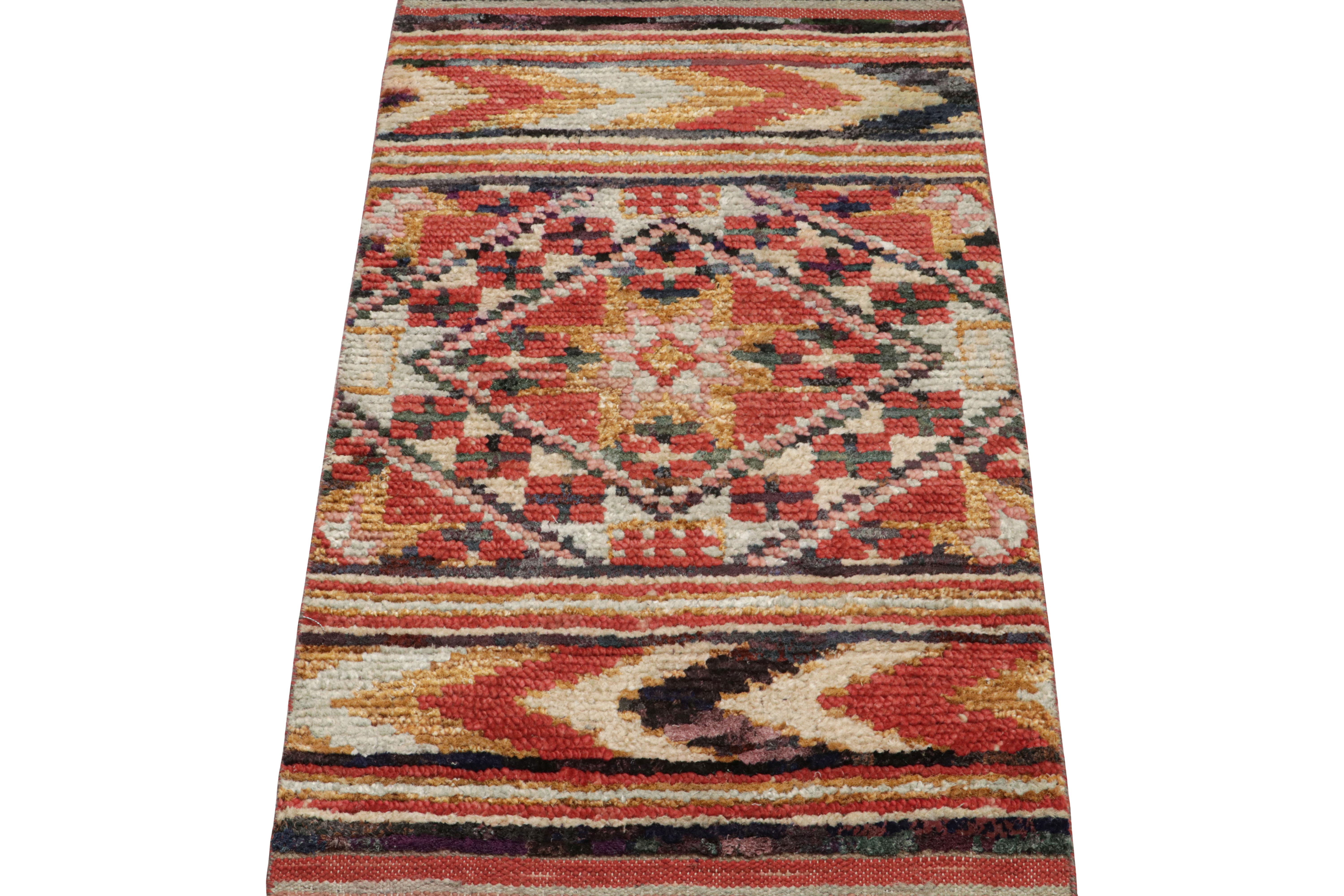Noué à la main en laine et en soie, ce tapis marocain 2x4 présente des motifs géométriques inspirés des traditions de tissage berbères primitivistes et une même texture nervurée tirant sur les sensibilités boucherouites. 

Sur le Design :

Les