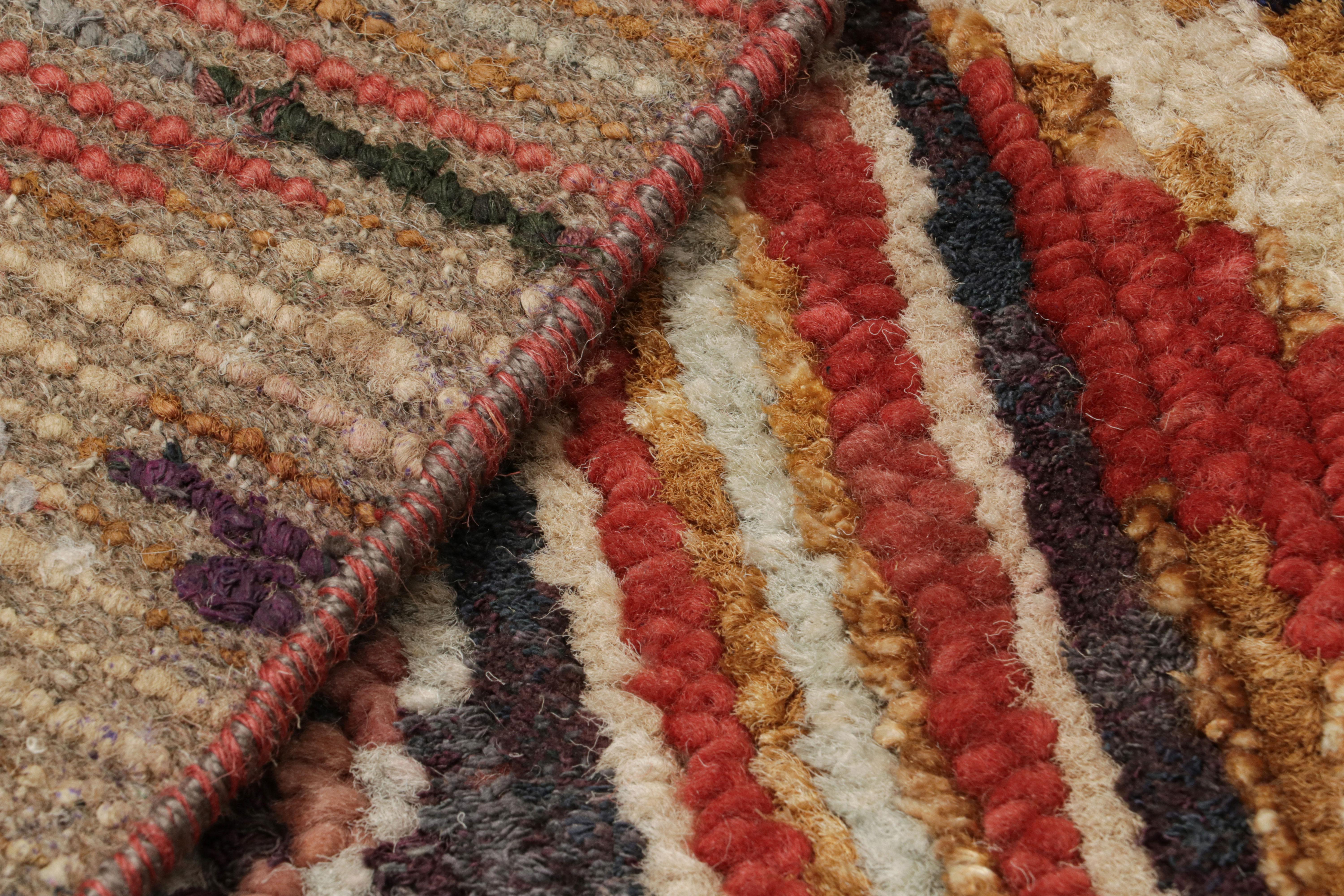 XXIe siècle et contemporain Tapis de style marocain avec motifs géométriques polychromes berbères de Rug & Kilim en vente
