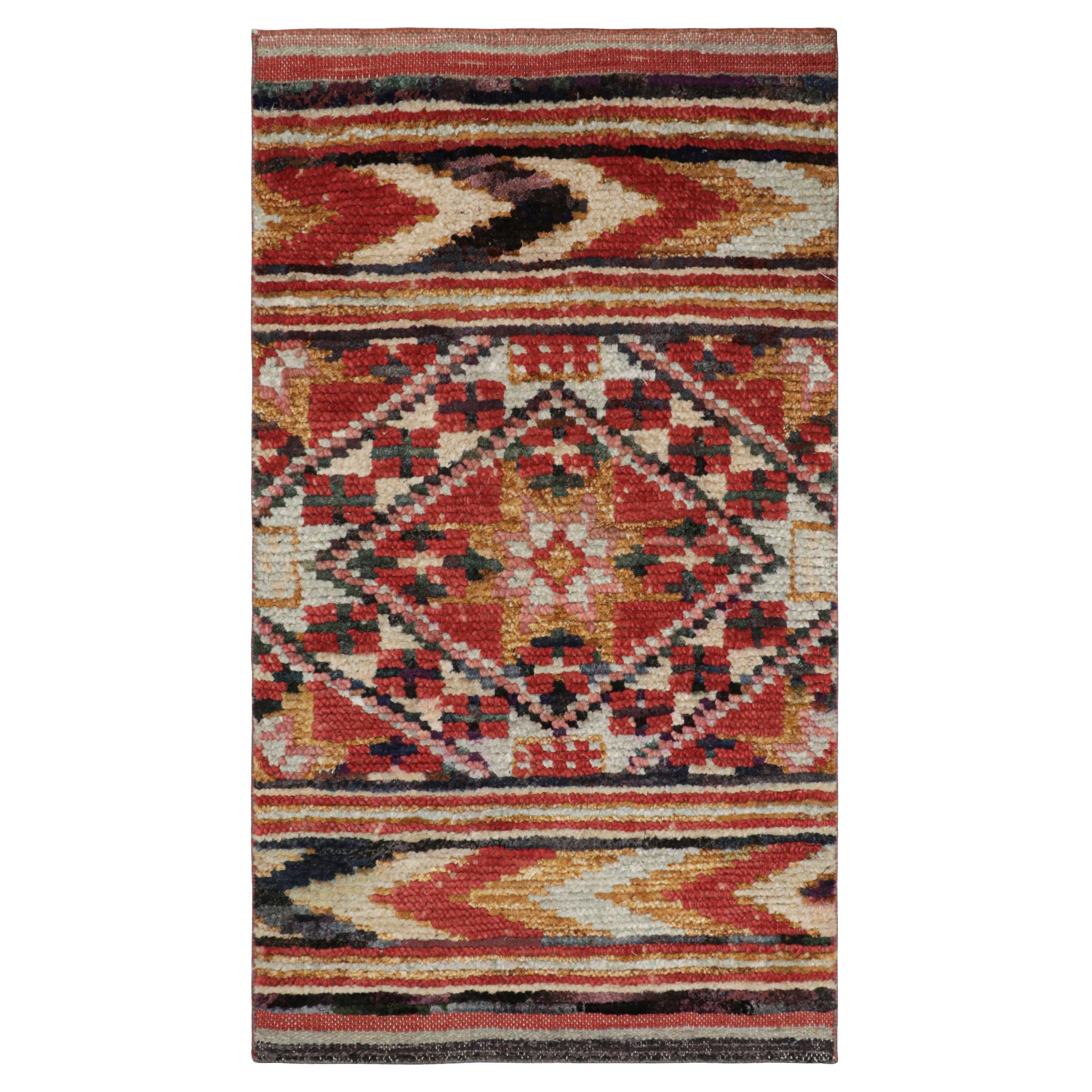 Rug & Kilim's Marokkanischer Teppich mit polychromen geometrischen Berber-Mustern