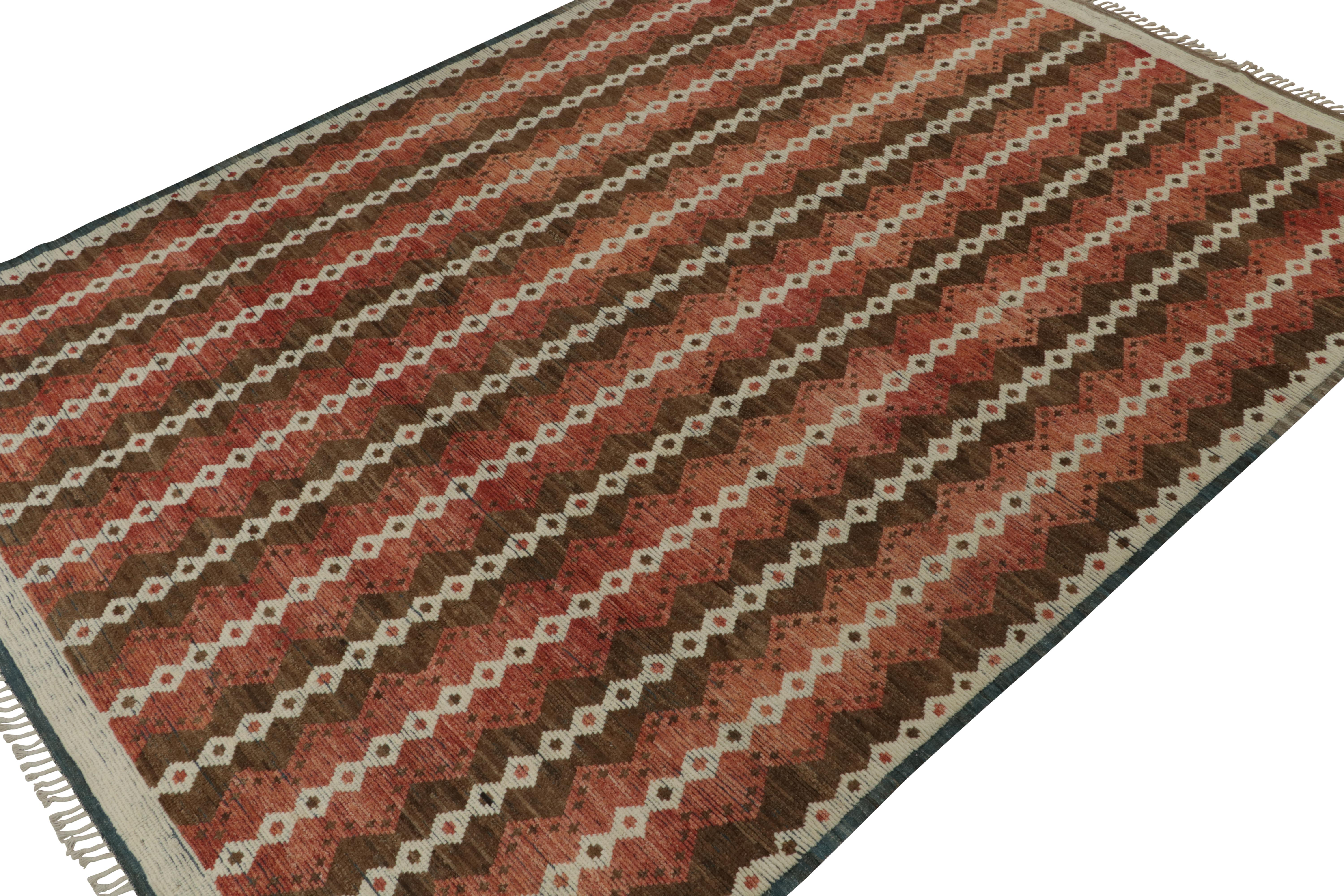 Questo tappeto 10x14 in lana annodato a mano è un'entusiasmante aggiunta alla collezione di tappeti marocchini di Rug & Kilim. Il suo design si ispira agli stili di tessitura berberi primitivisti e presenta motivi geometrici di colore marrone,