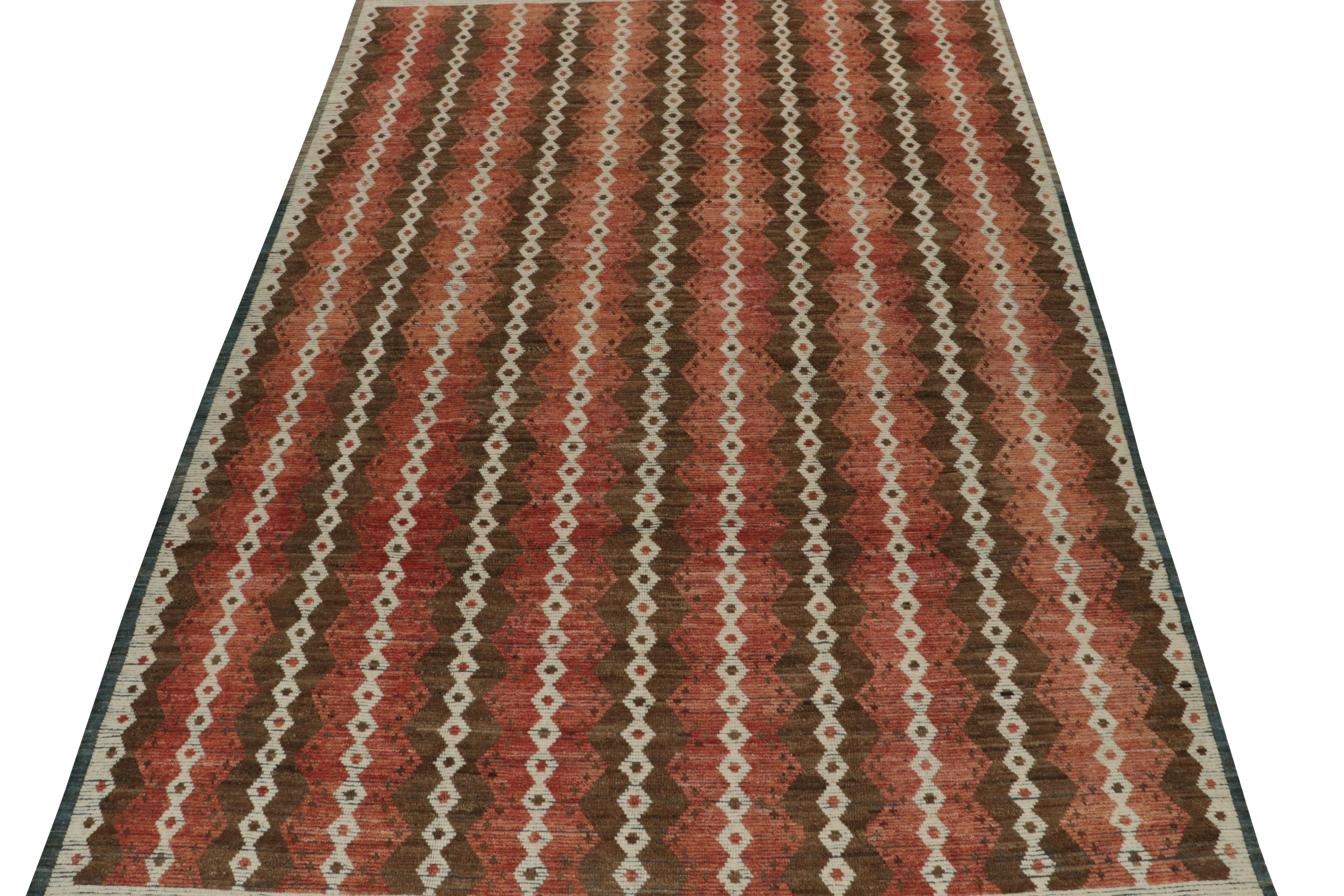 Moderno Tappeto in stile marocchino Rug & Kilim con motivi geometrici marroni, bianchi e rossi in vendita