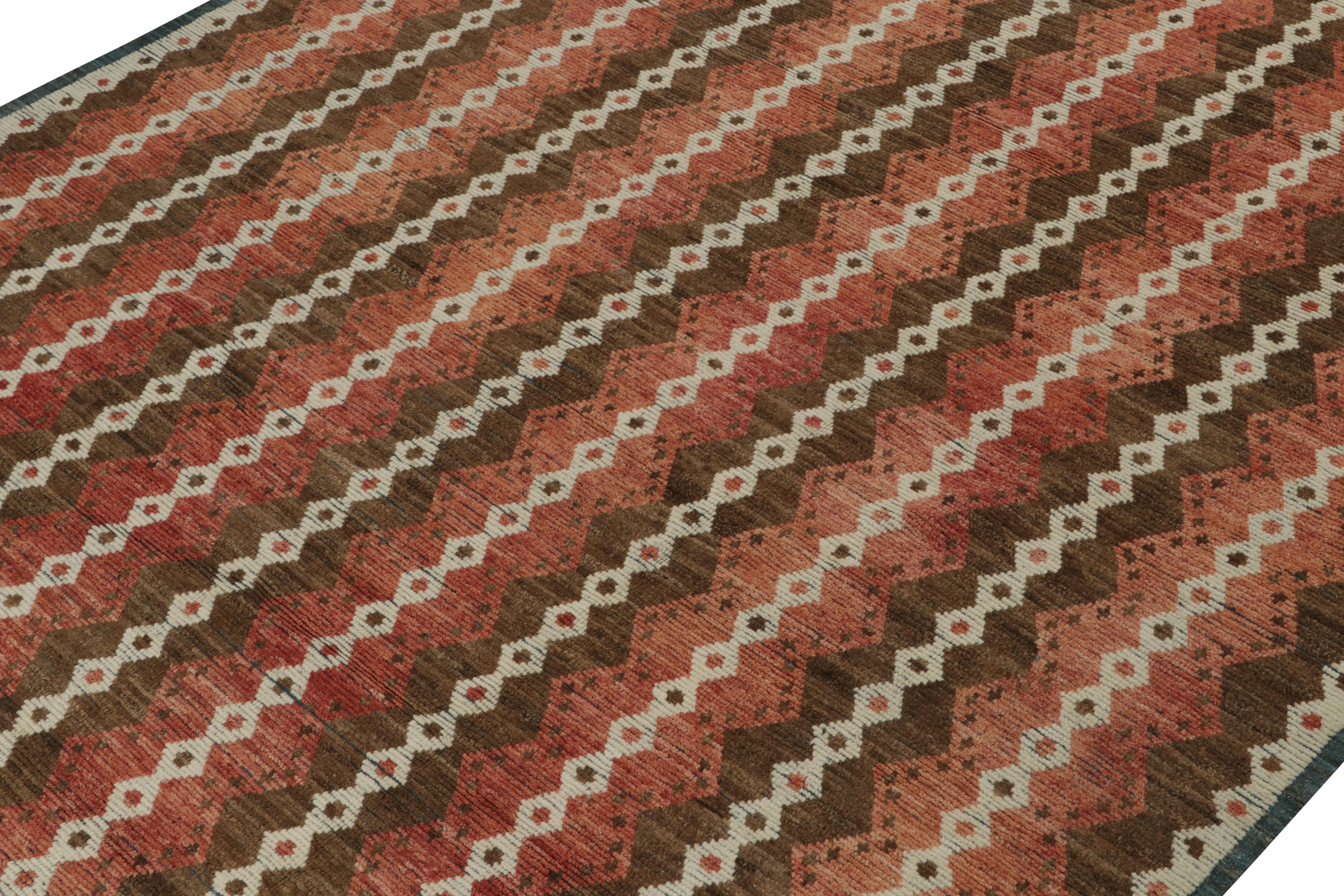 Marocchino Tappeto in stile marocchino Rug & Kilim con motivi geometrici marroni, bianchi e rossi in vendita
