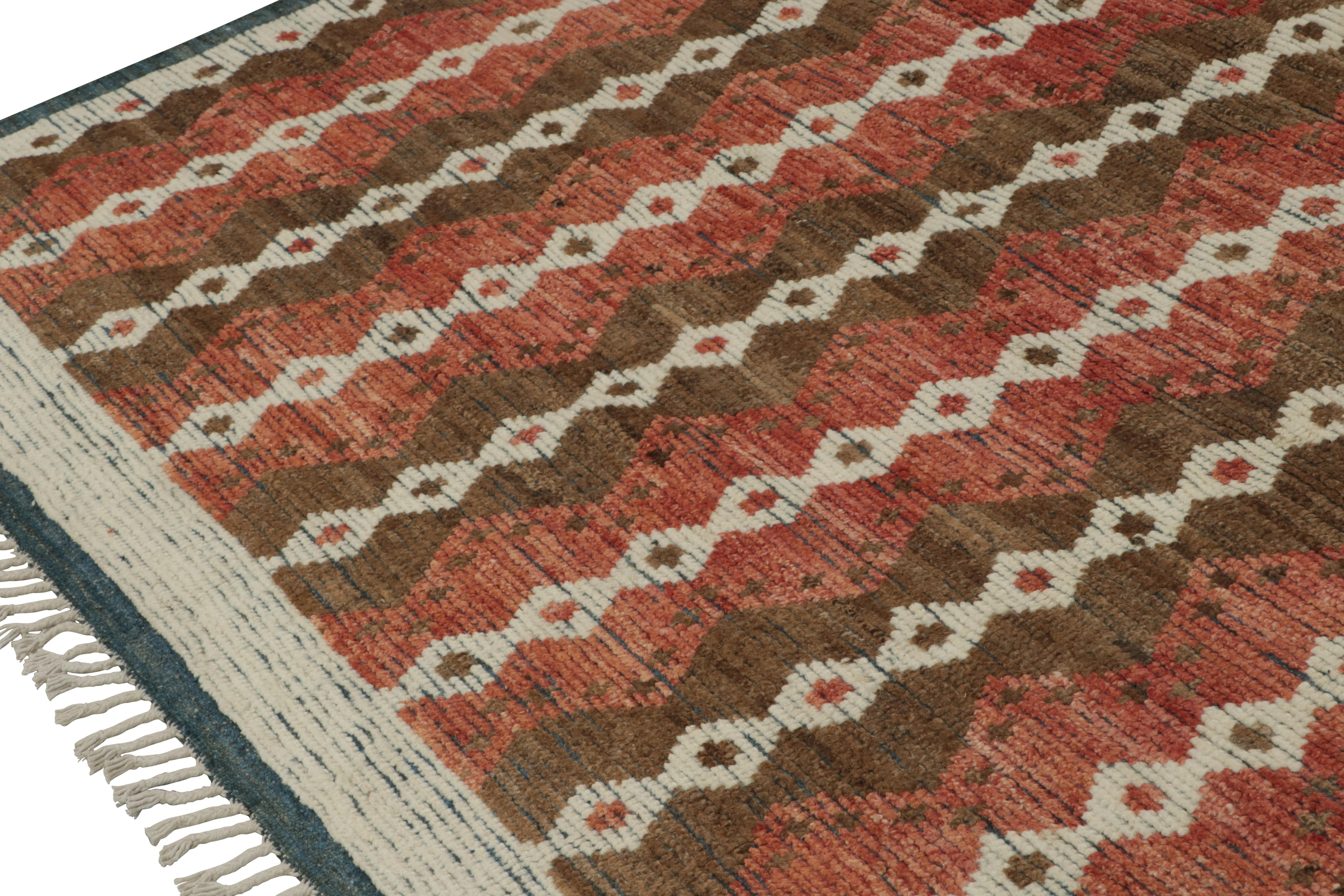 Annodato a mano Tappeto in stile marocchino Rug & Kilim con motivi geometrici marroni, bianchi e rossi in vendita