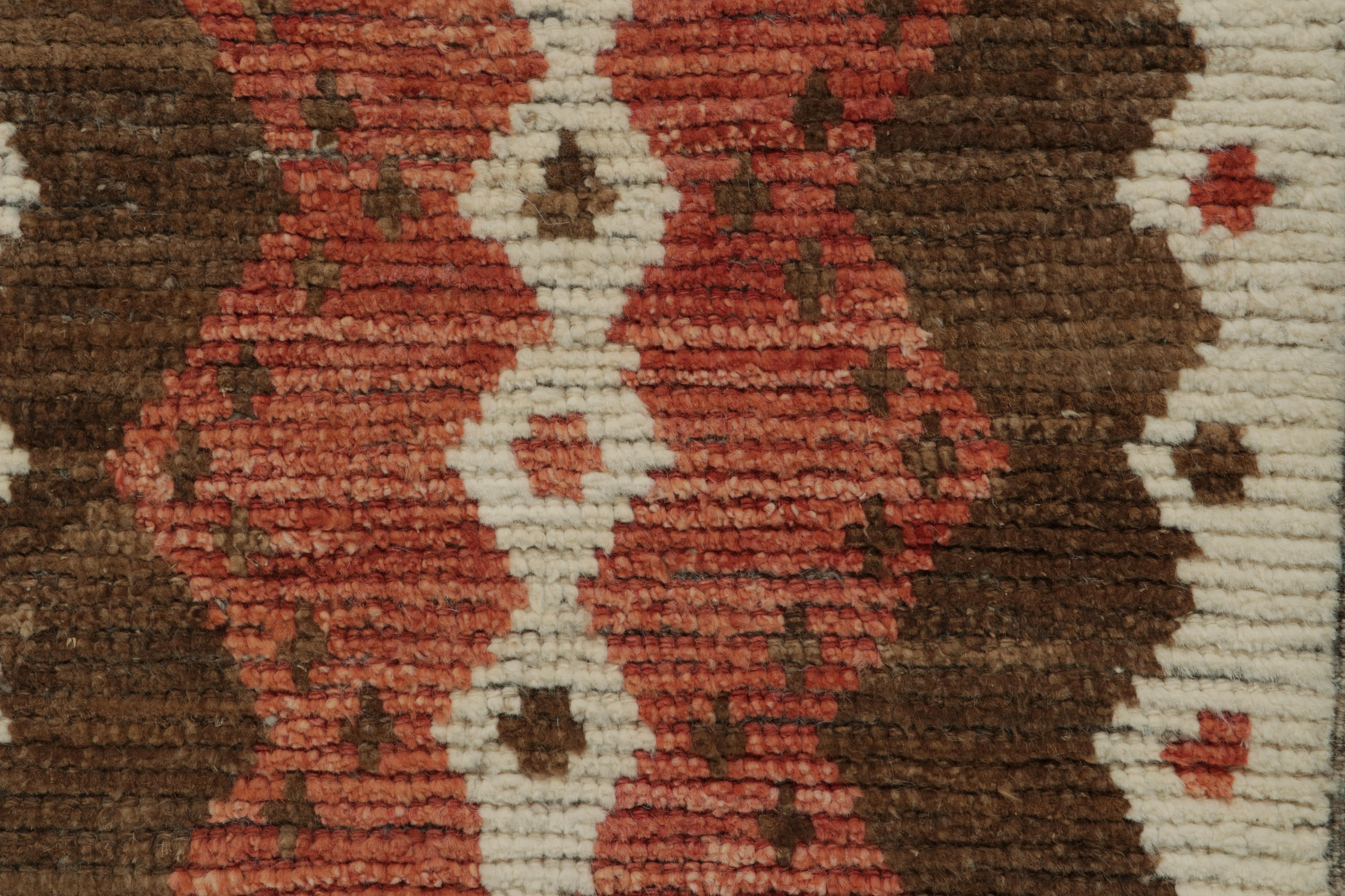 Tappeto in stile marocchino Rug & Kilim con motivi geometrici marroni, bianchi e rossi In condizioni Nuovo in vendita a Long Island City, NY