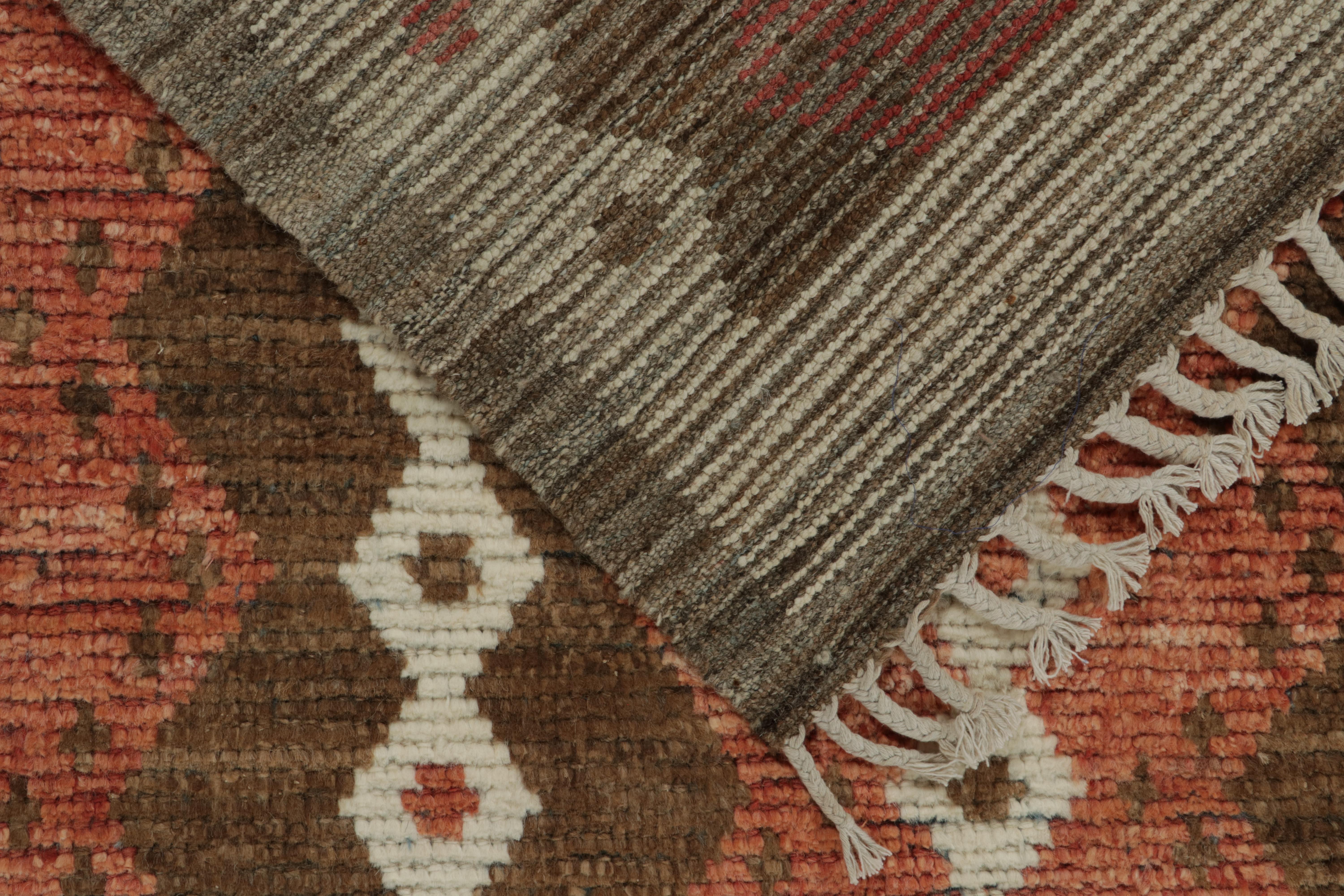 XXI secolo e contemporaneo Tappeto in stile marocchino Rug & Kilim con motivi geometrici marroni, bianchi e rossi in vendita