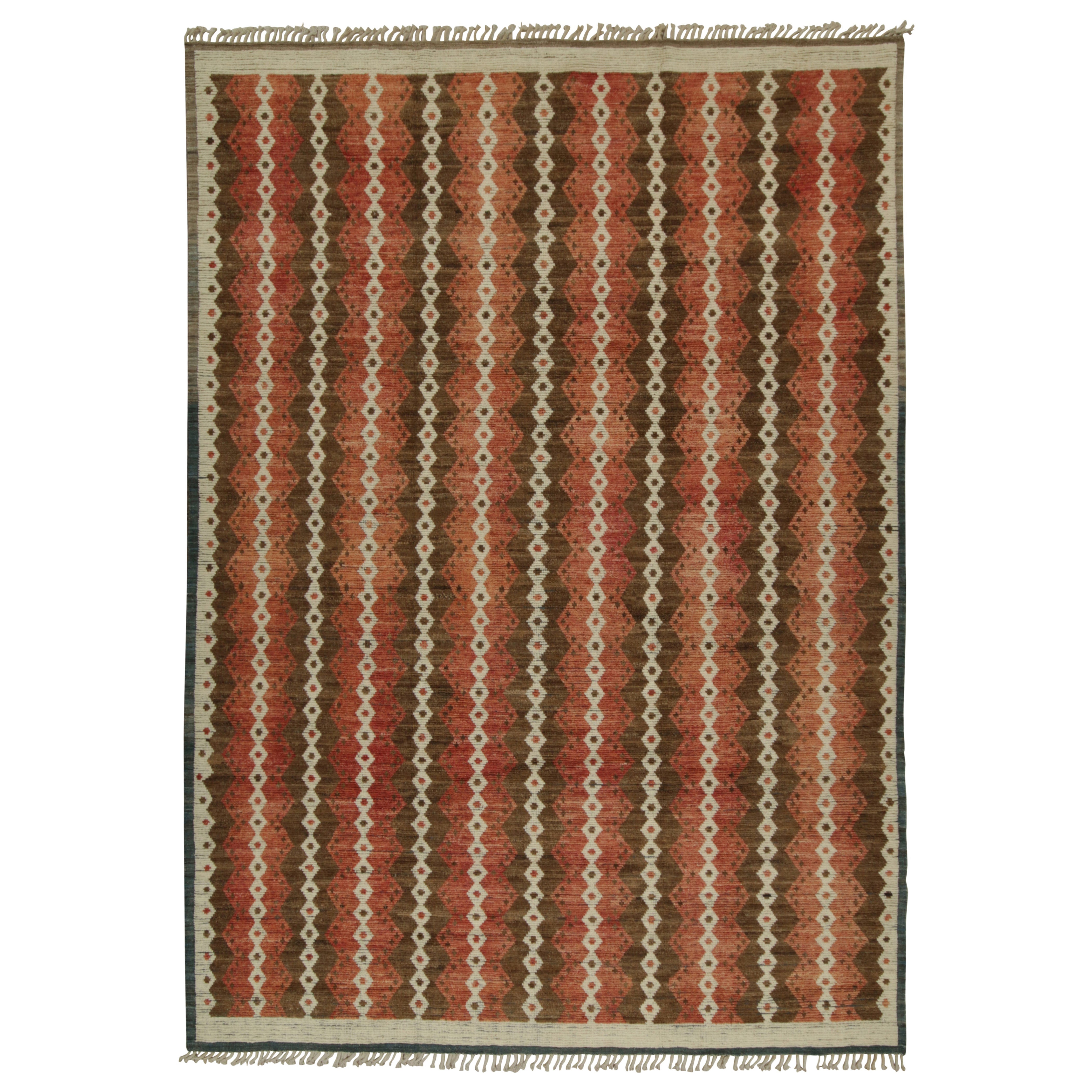 Tappeto in stile marocchino Rug & Kilim con motivi geometrici marroni, bianchi e rossi in vendita