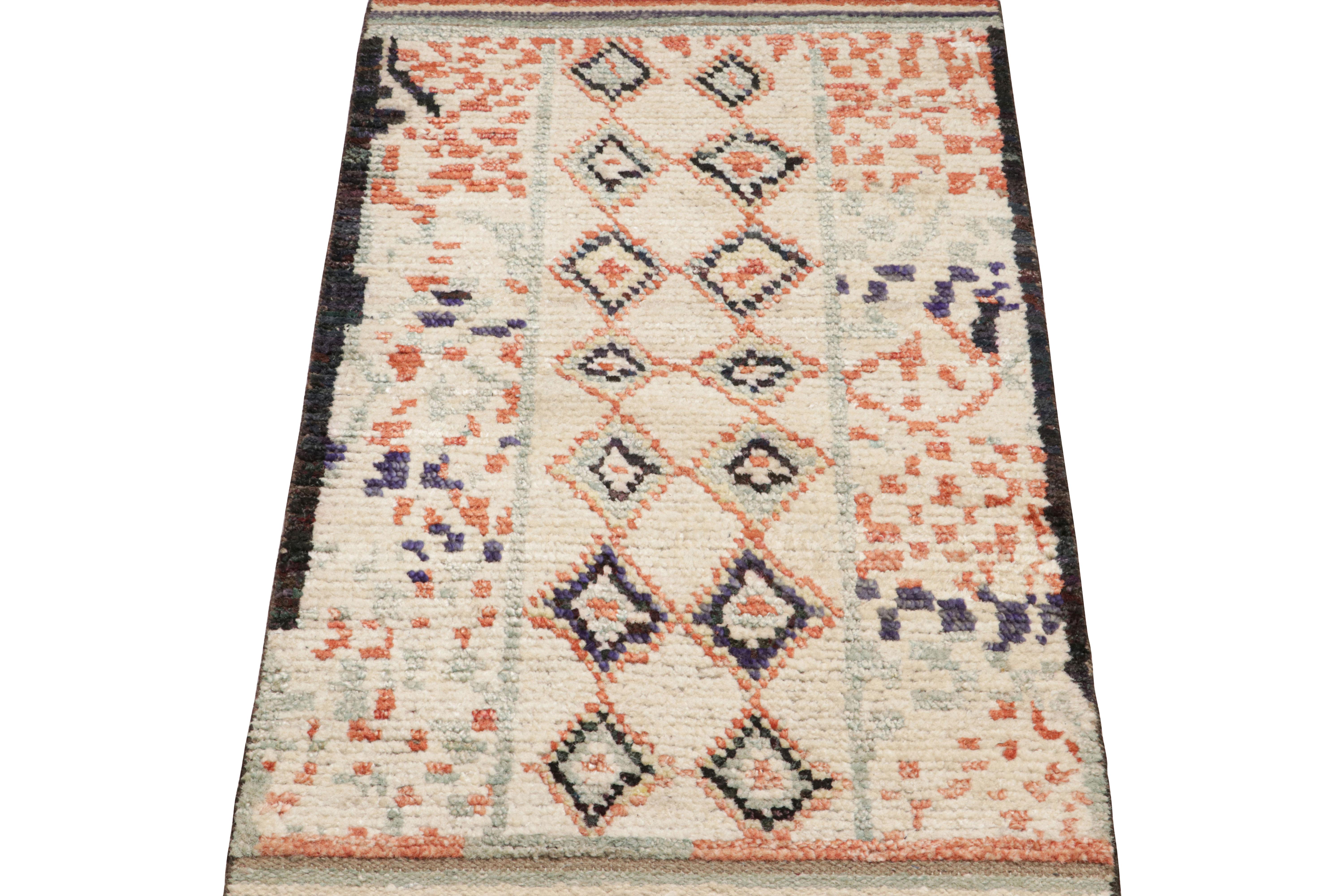 Dieser aus Wolle und Seide handgeknüpfte marokkanische Teppich (2x3) weist geometrische Muster auf, die von den primitiven Webtraditionen der Berber inspiriert sind, sowie eine gerippte Textur, die an die Sensibilität der Boucherouite erinnert.