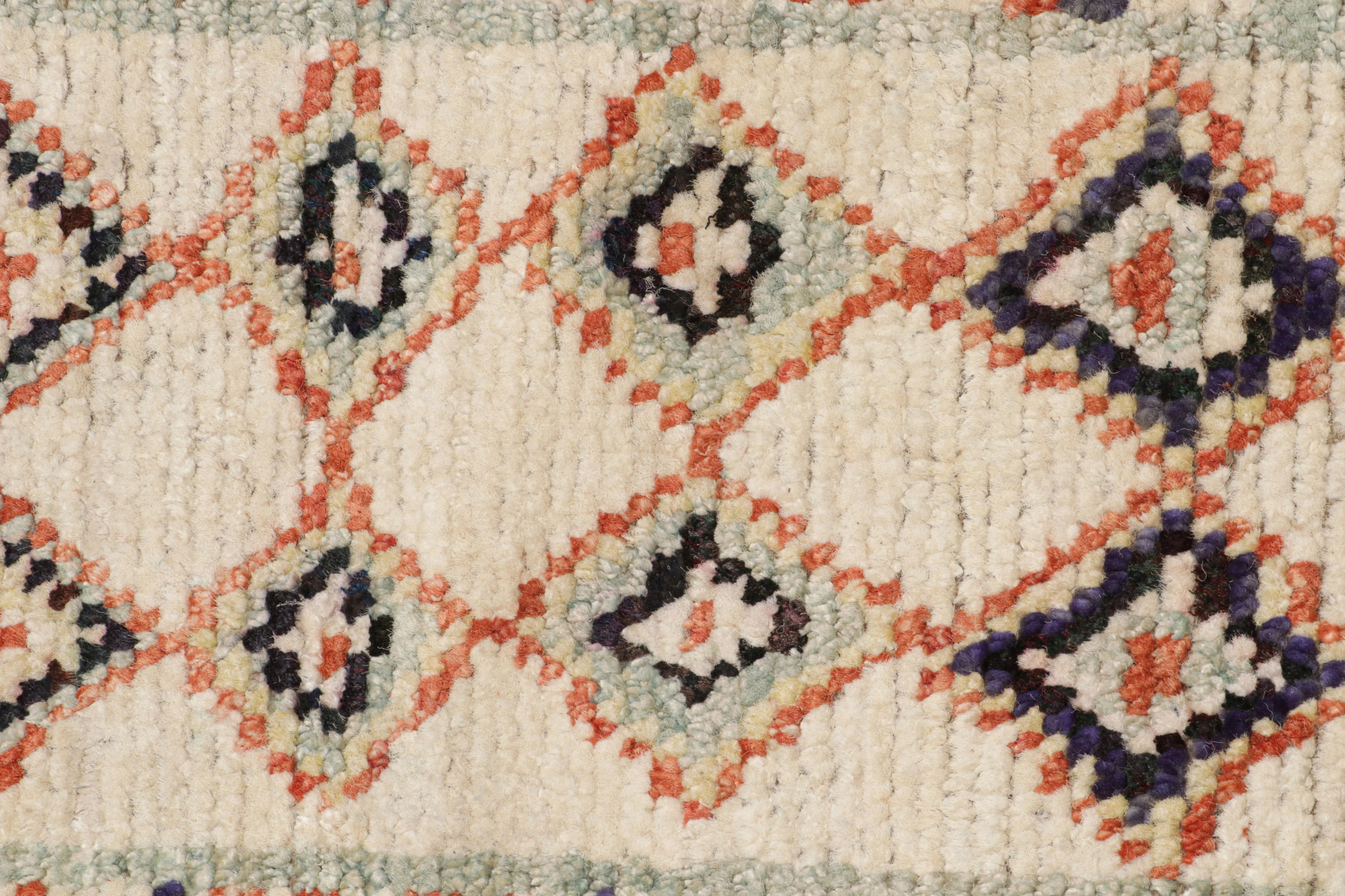 Indiano Tappeto in stile marocchino di Rug & Kilim con motivi geometrici colorati in vendita