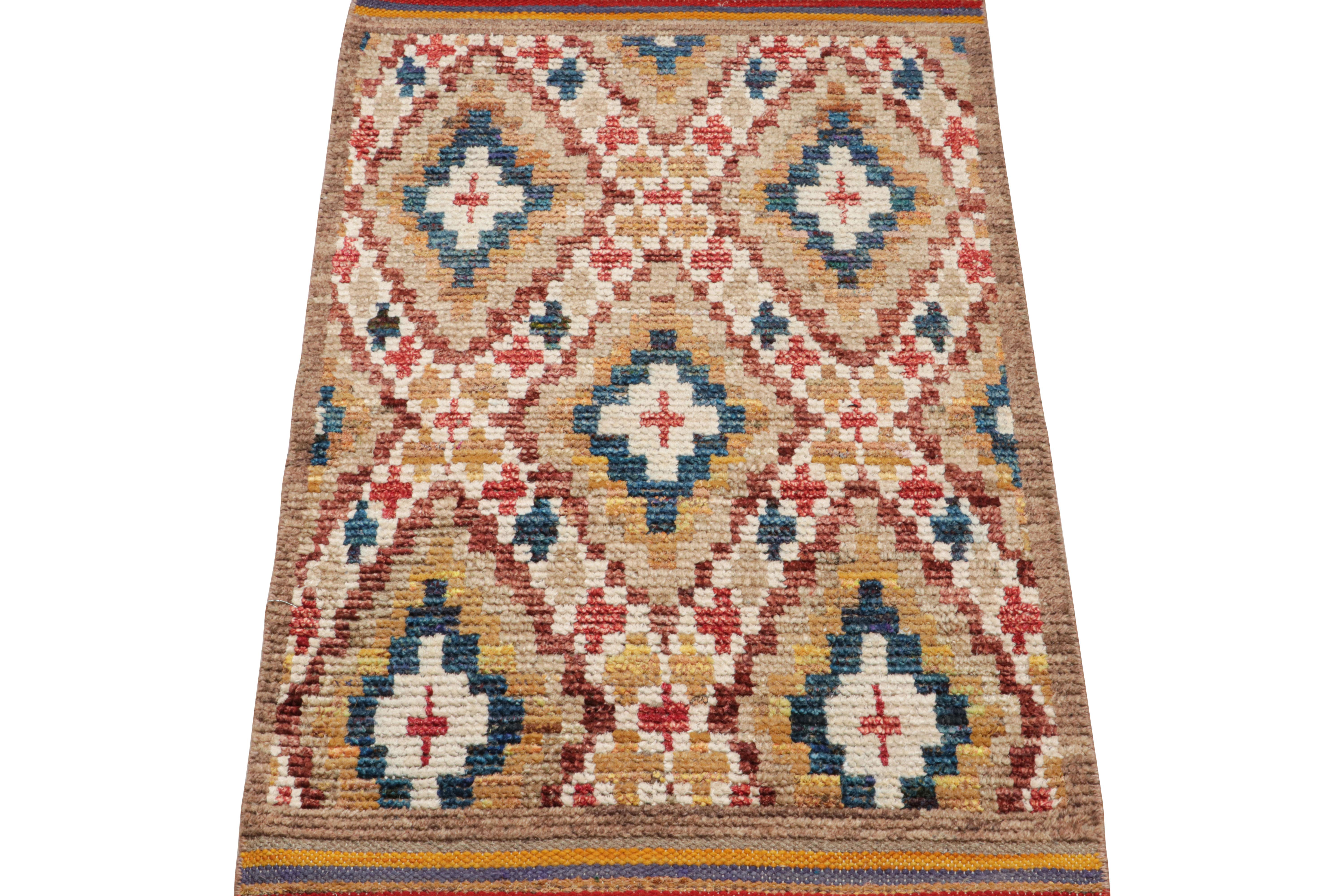 Dieser aus Wolle und Seide handgeknüpfte marokkanische Teppich (2x3) weist geometrische Muster auf, die von den primitiven Webtraditionen der Berber inspiriert sind, sowie eine gerippte Textur, die an die Sensibilität der Boucherouite erinnert.