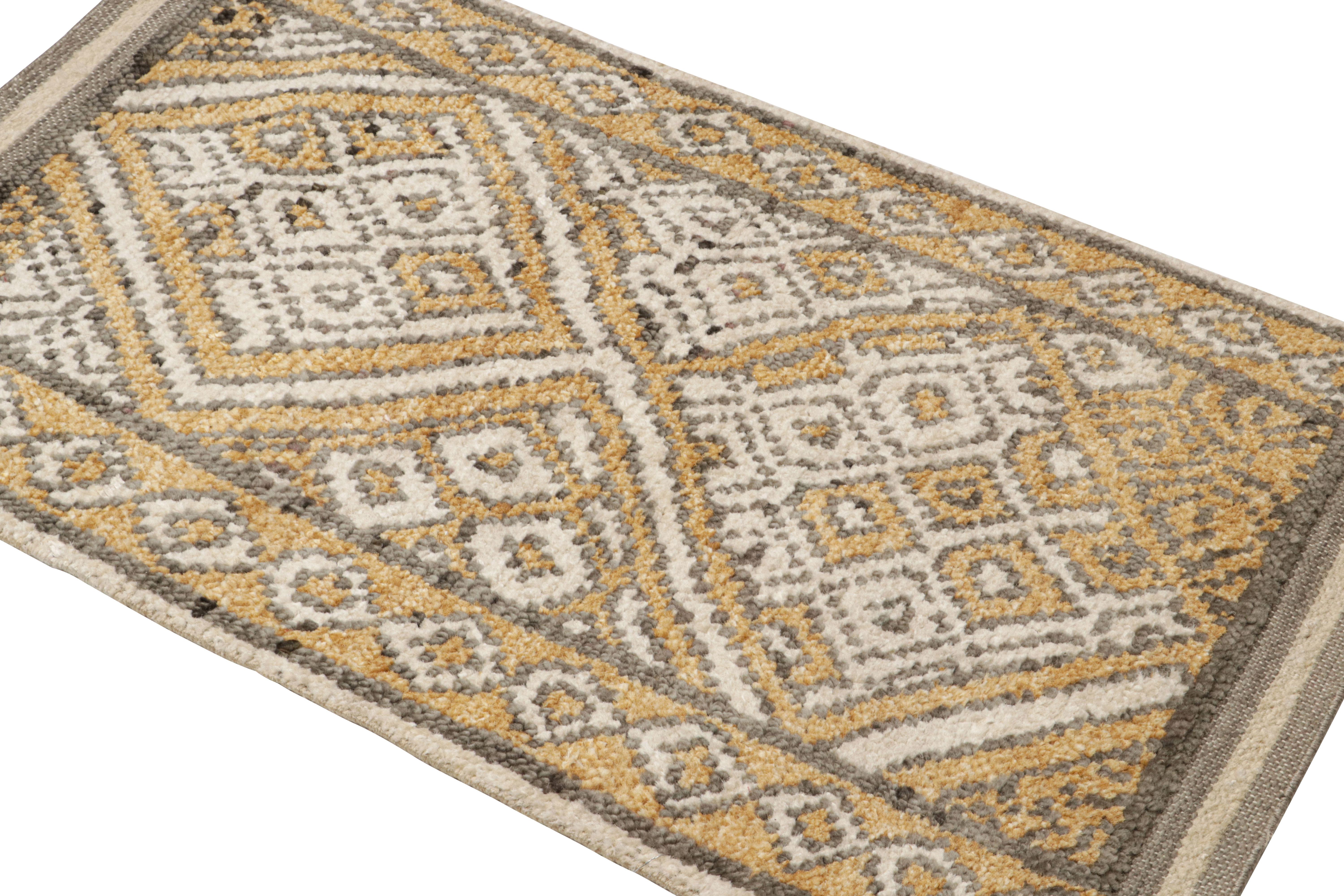Moderno Tappeto in stile marocchino Rug & Kilim con motivi geometrici a losanghe e diamanti in vendita