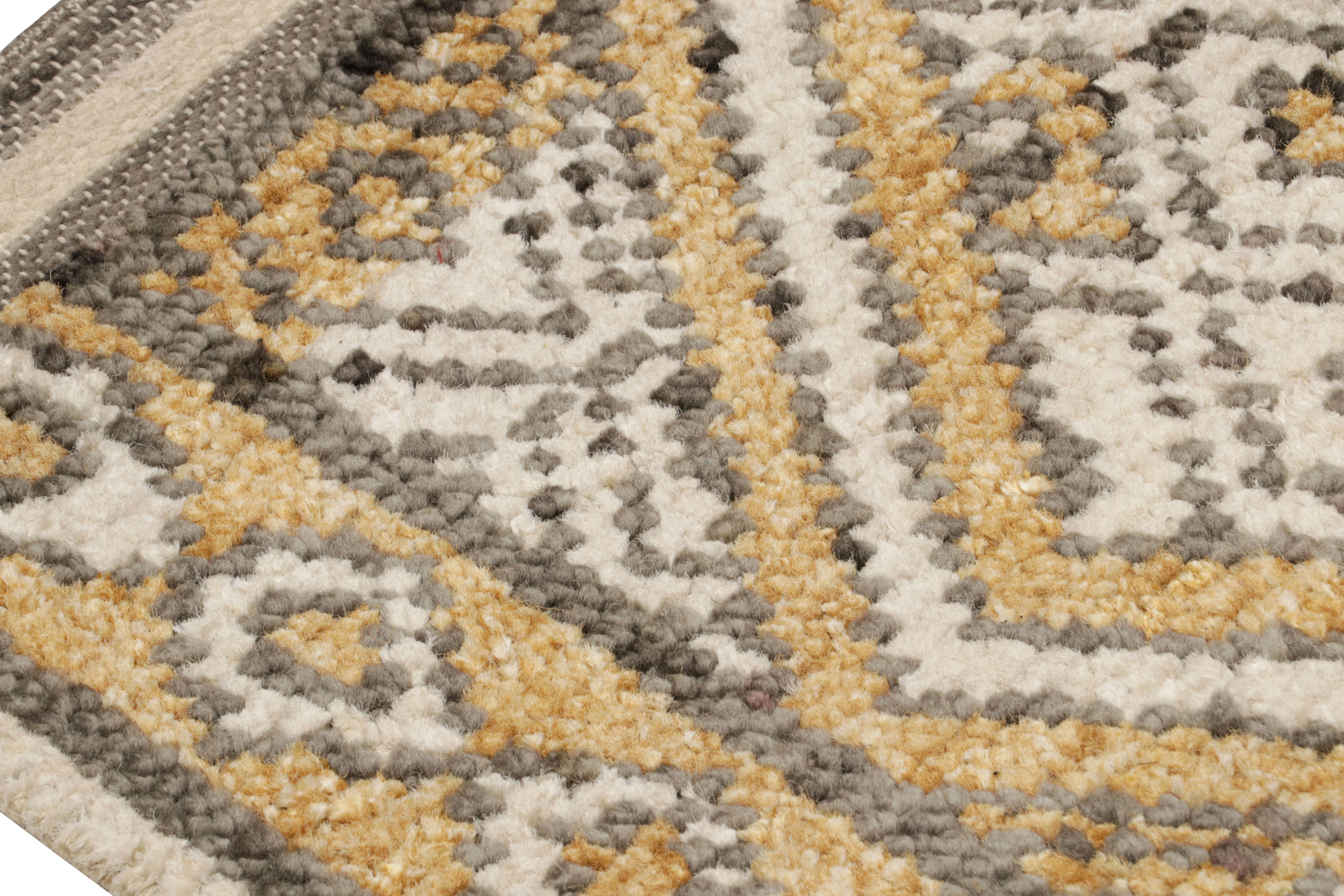 Annodato a mano Tappeto in stile marocchino Rug & Kilim con motivi geometrici a losanghe e diamanti in vendita