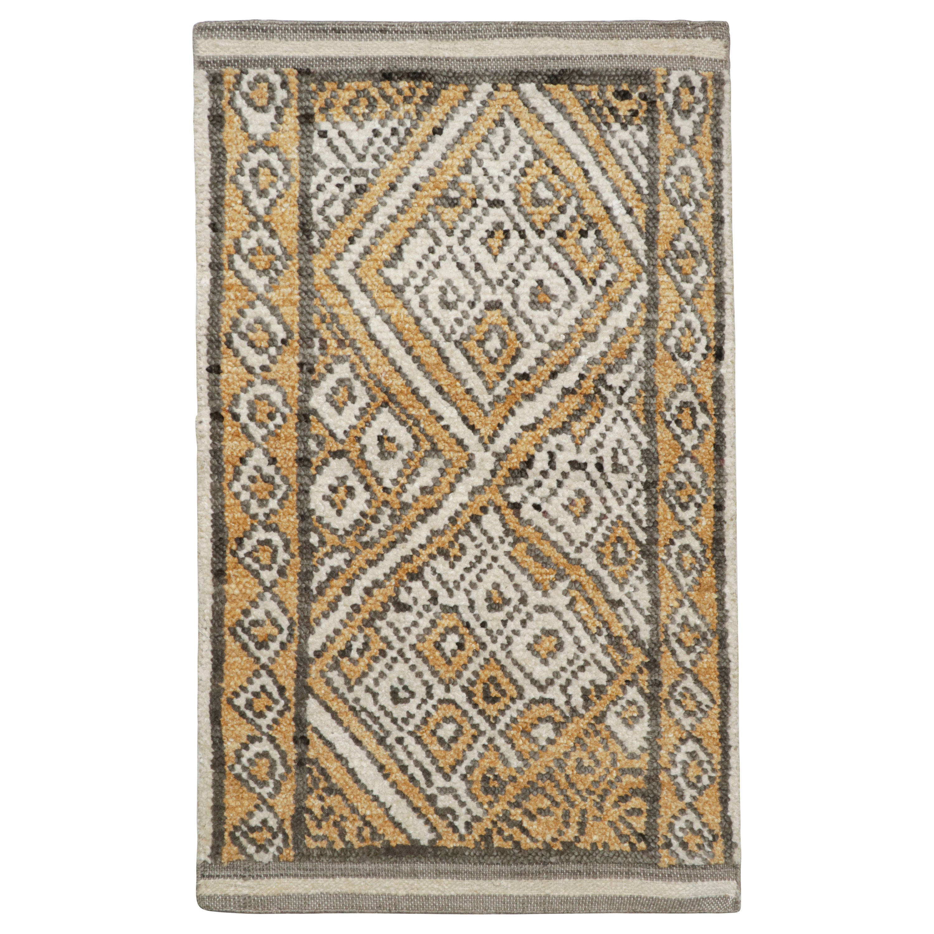 Tapis de style marocain à motifs géométriques en losange de Rug & Kilim